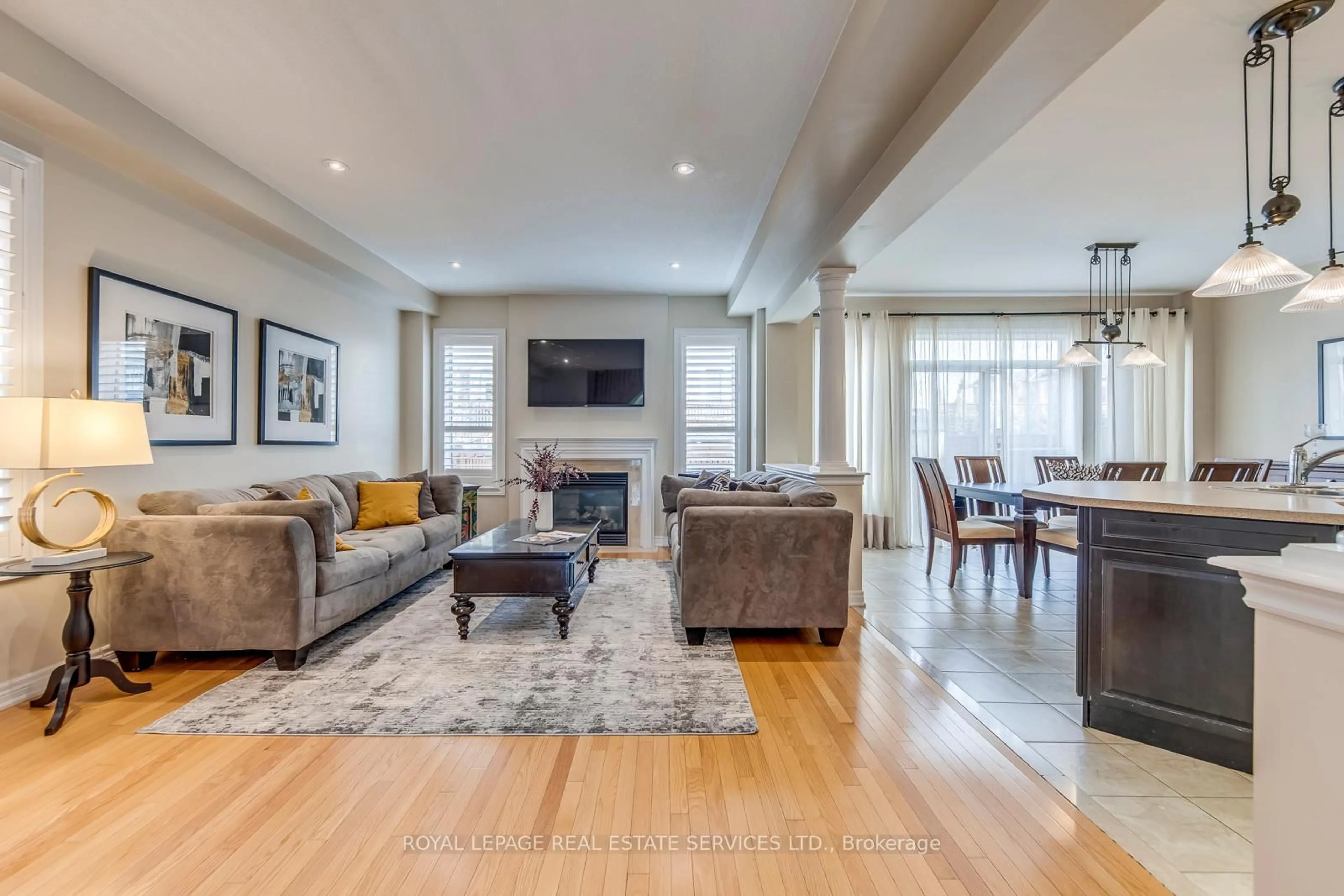 Living room with furniture, unknown for 4709 Irena Ave, Burlington Ontario L7M 0K2