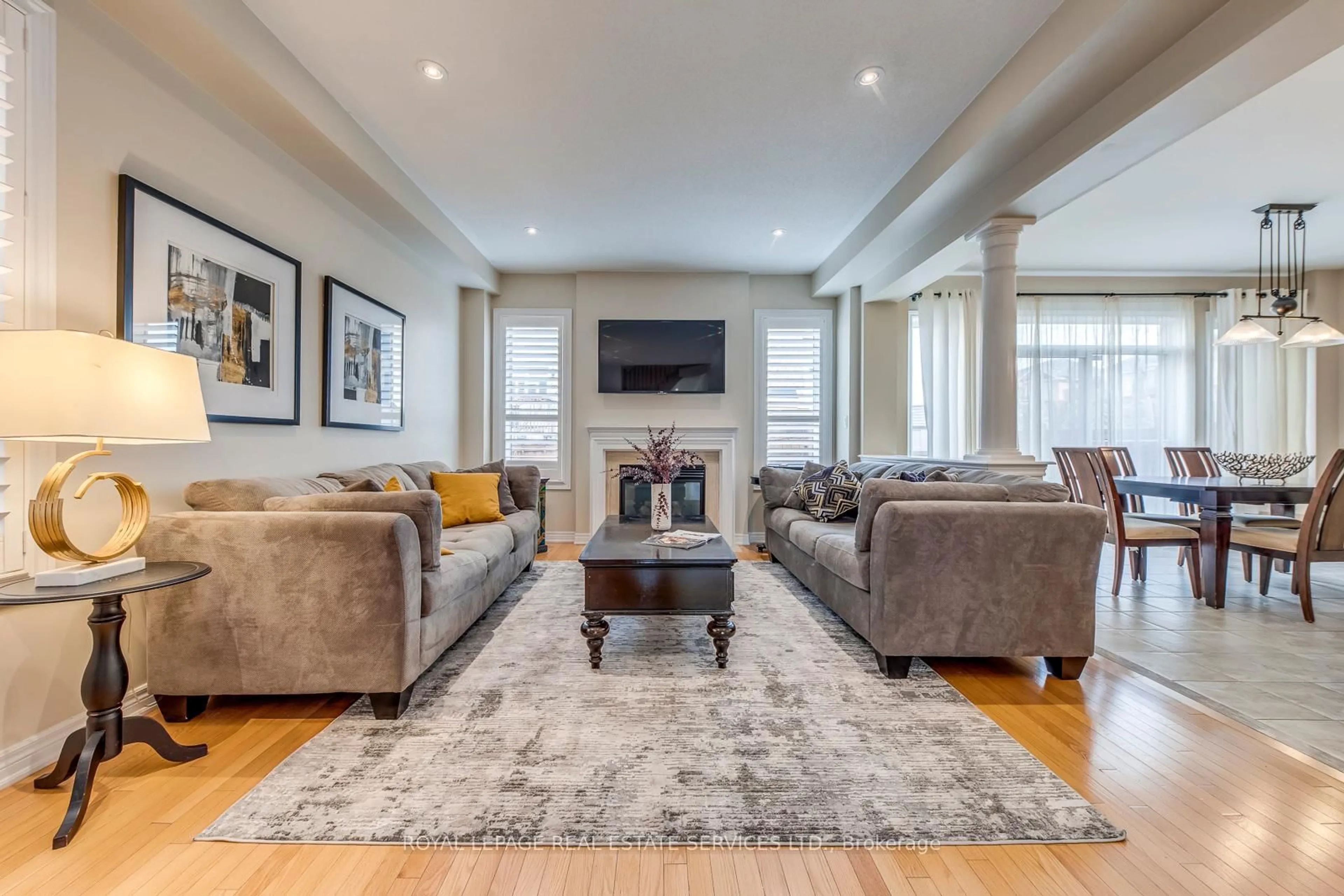 Living room with furniture, unknown for 4709 Irena Ave, Burlington Ontario L7M 0K2