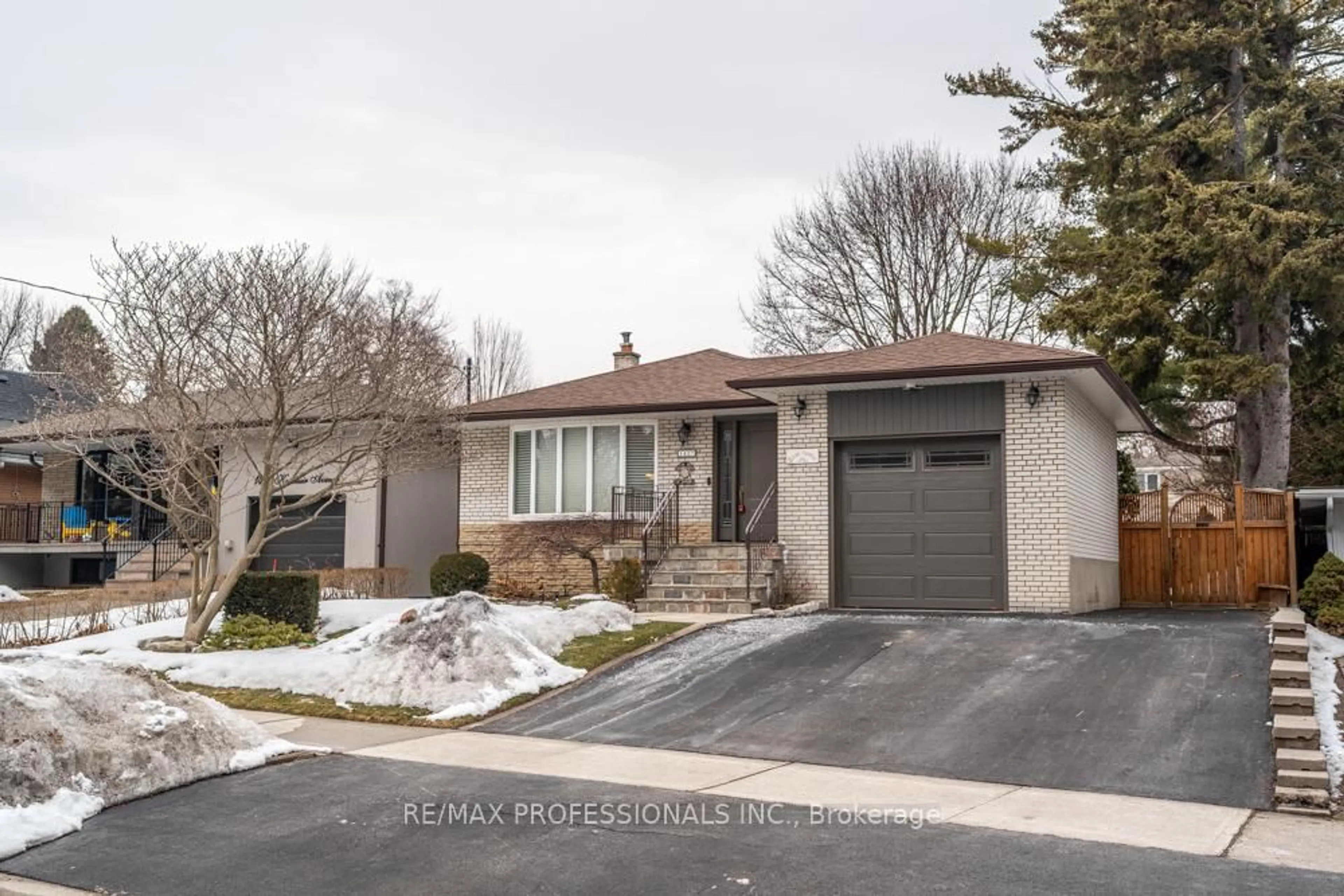Home with brick exterior material, street for 1427 Kenmuir Ave, Mississauga Ontario L5G 4B3