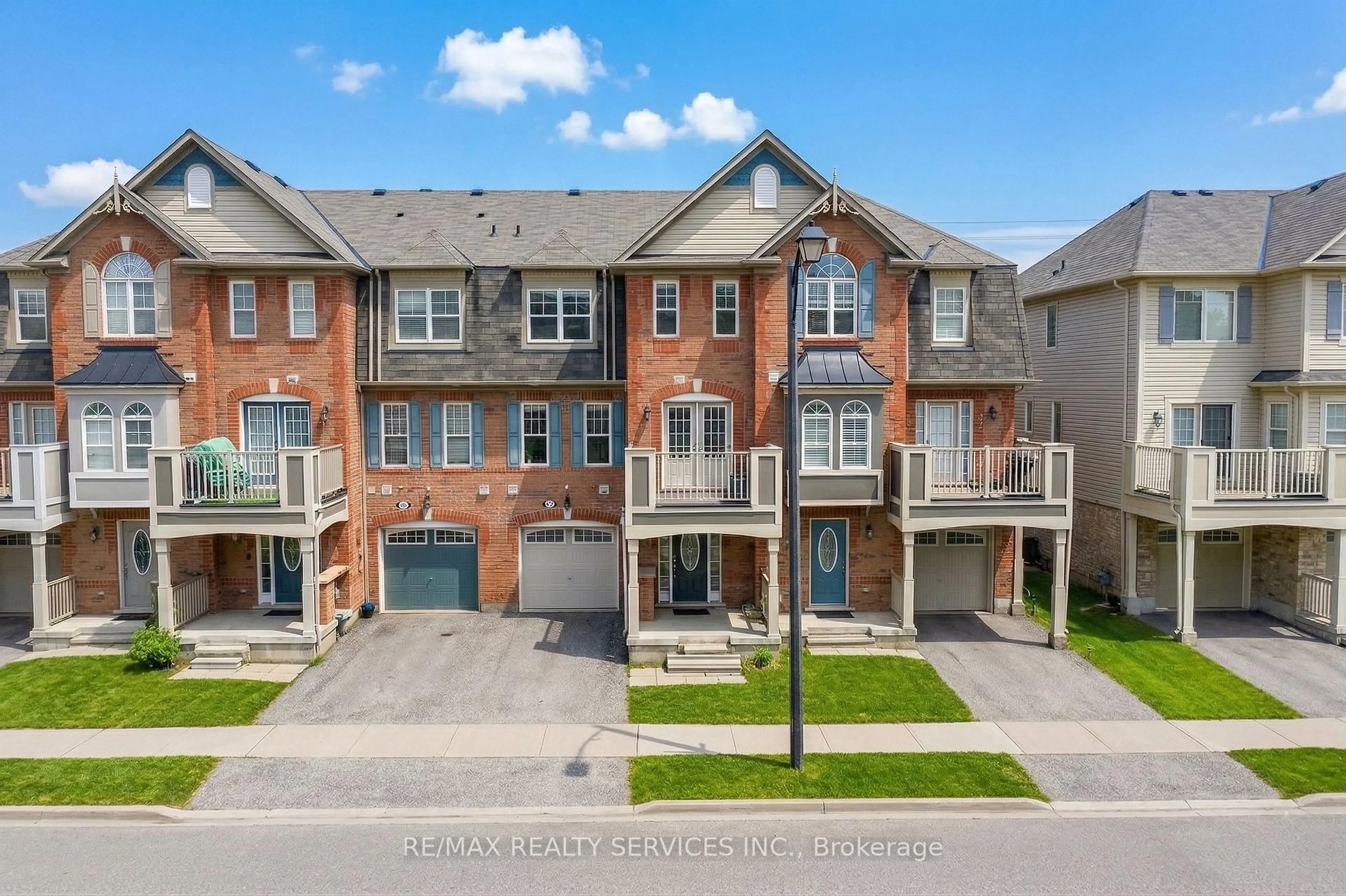 A pic from outside/outdoor area/front of a property/back of a property/a pic from drone, street for 73 Dredge Crt, Milton Ontario L9T 8R8