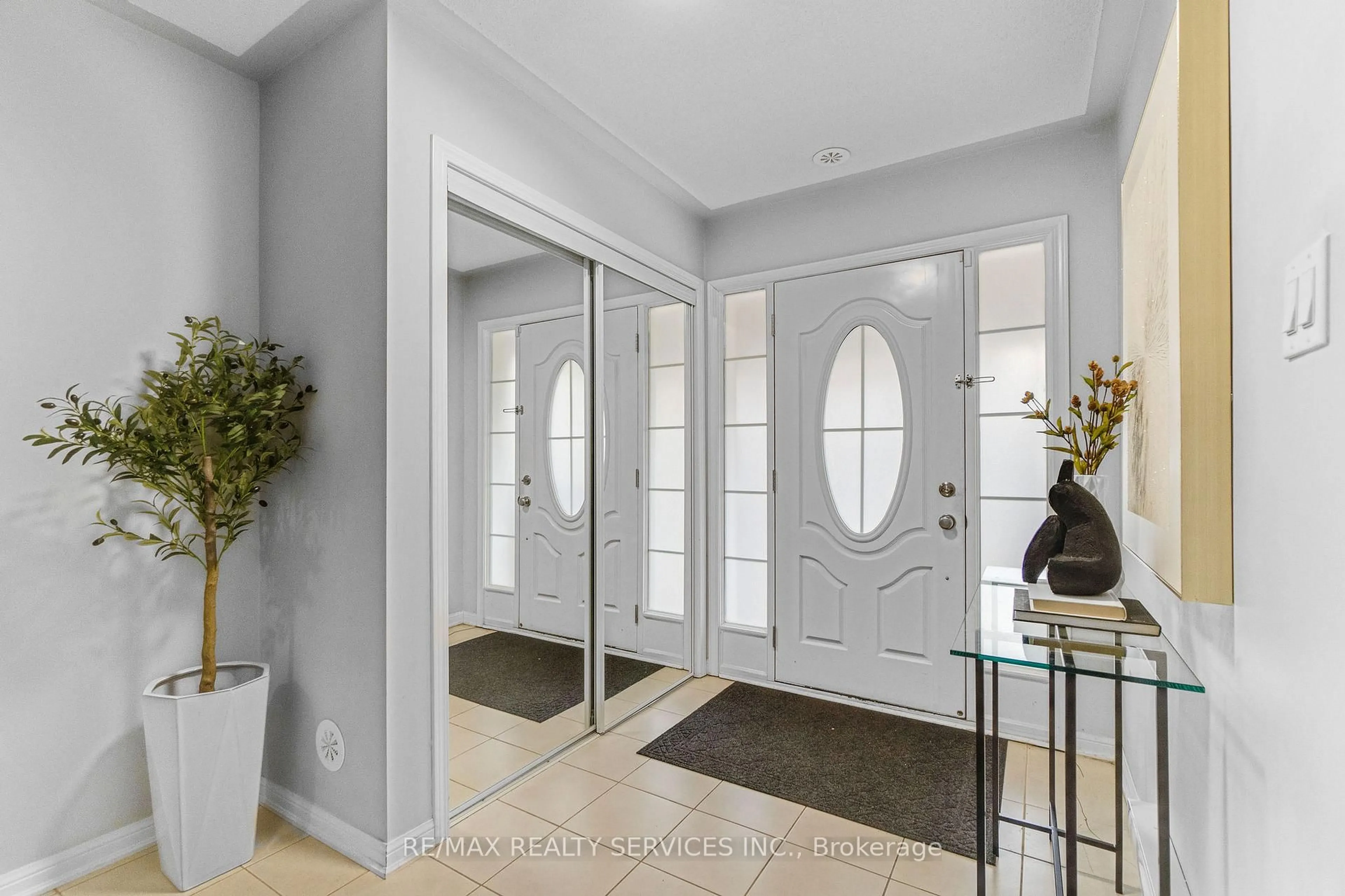 Indoor entryway for 73 Dredge Crt, Milton Ontario L9T 8R8