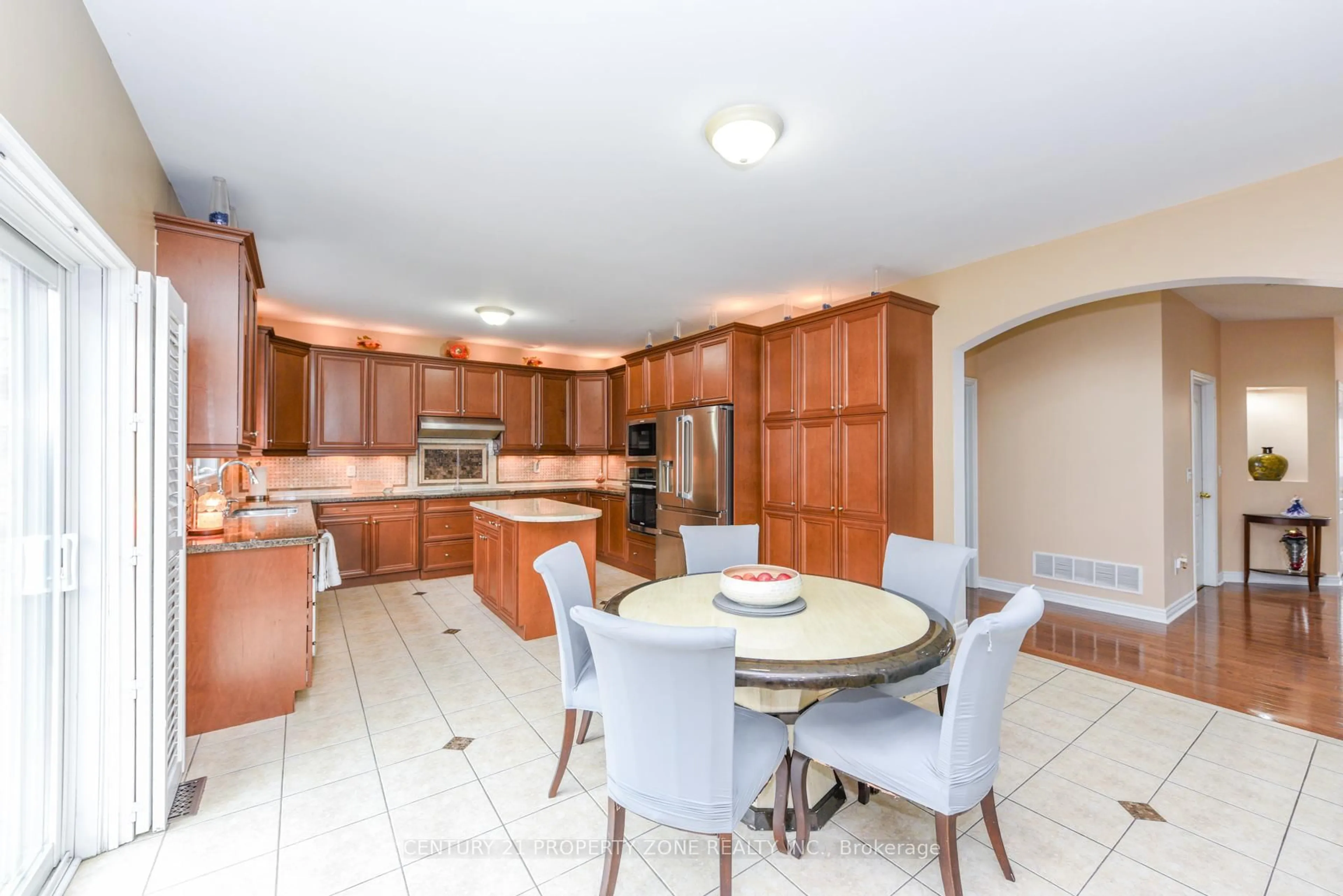 Open concept kitchen, ceramic/tile floor for 24 Jacksonville Dr, Brampton Ontario L6P 2Z3