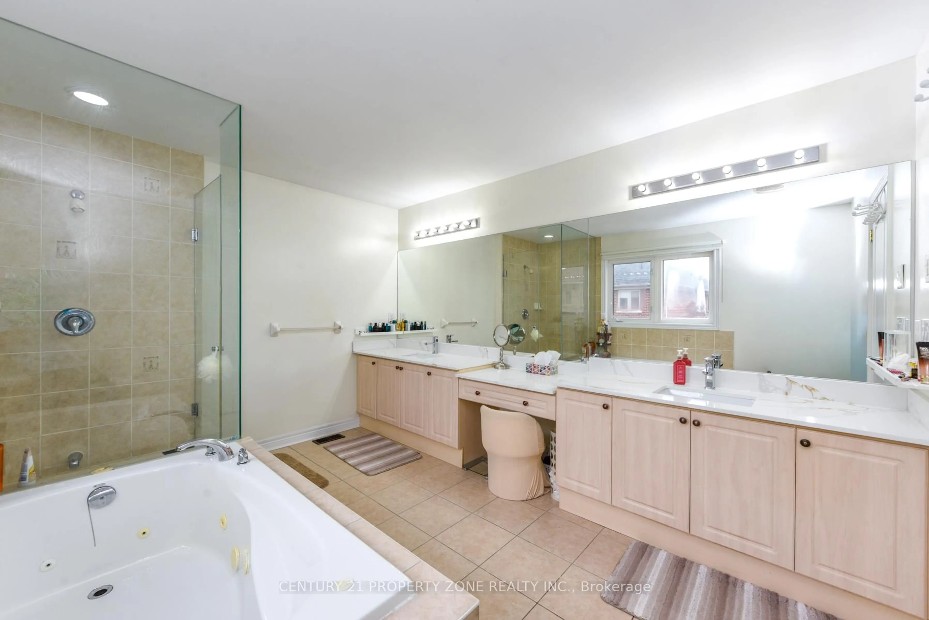 Standard bathroom, ceramic/tile floor for 22 Jacksonville Dr, Brampton Ontario L6P 2Z3