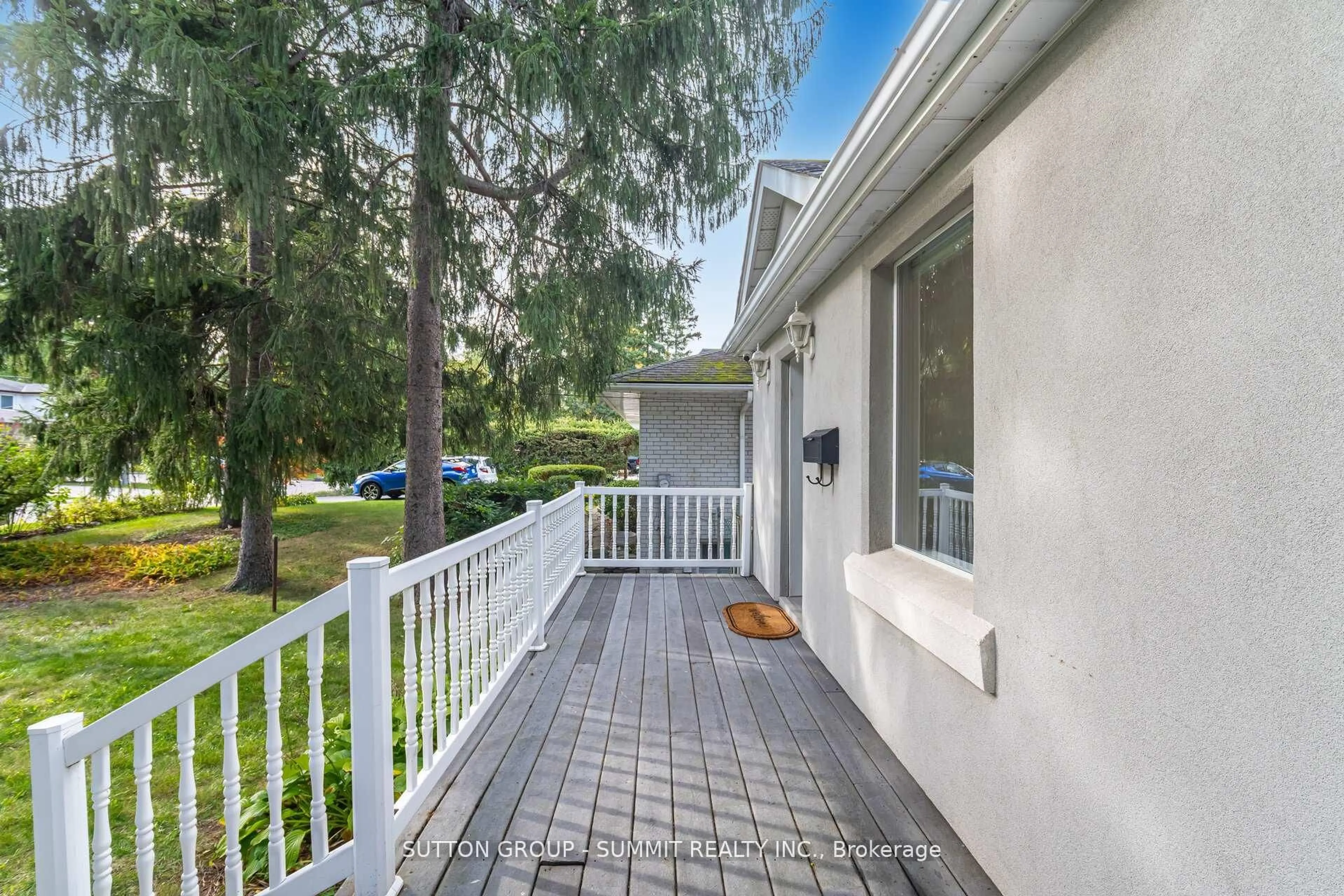 A pic from outside/outdoor area/front of a property/back of a property/a pic from drone, street for 1175 Kane Rd, Mississauga Ontario L5H 2M2