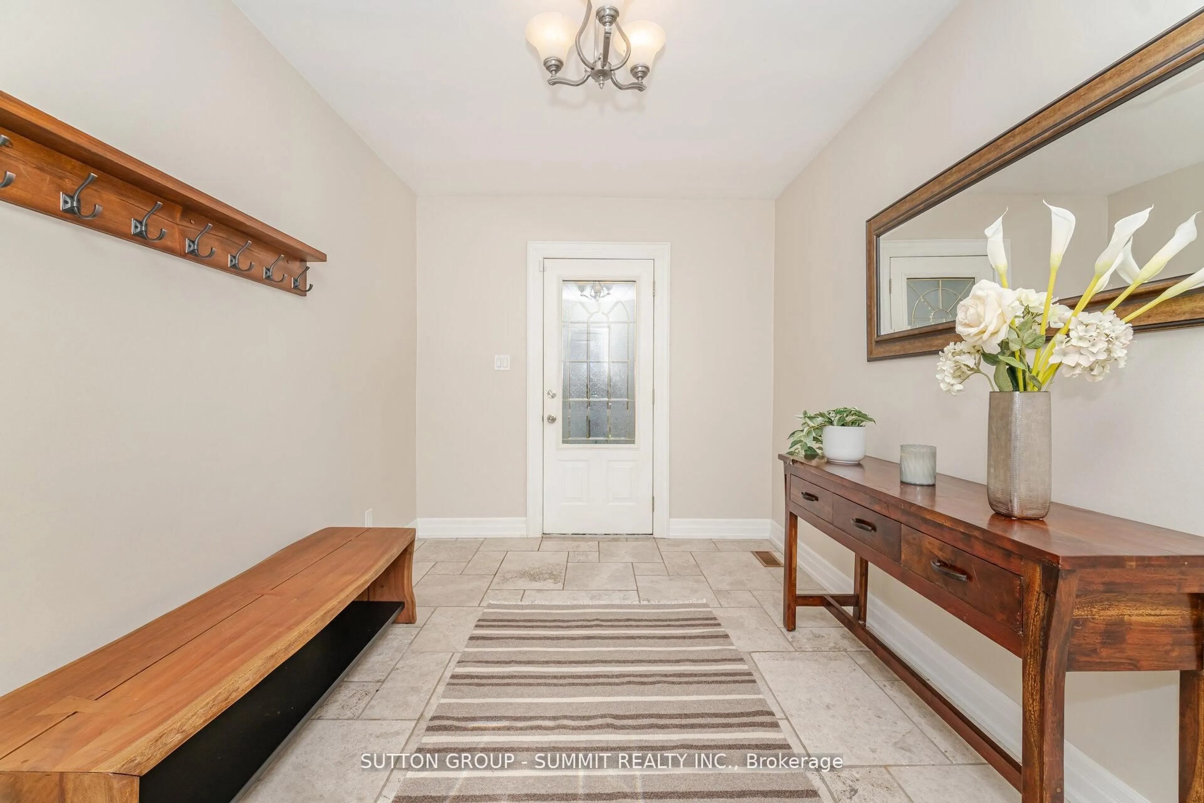 Indoor entryway for 1175 Kane Rd, Mississauga Ontario L5H 2M2