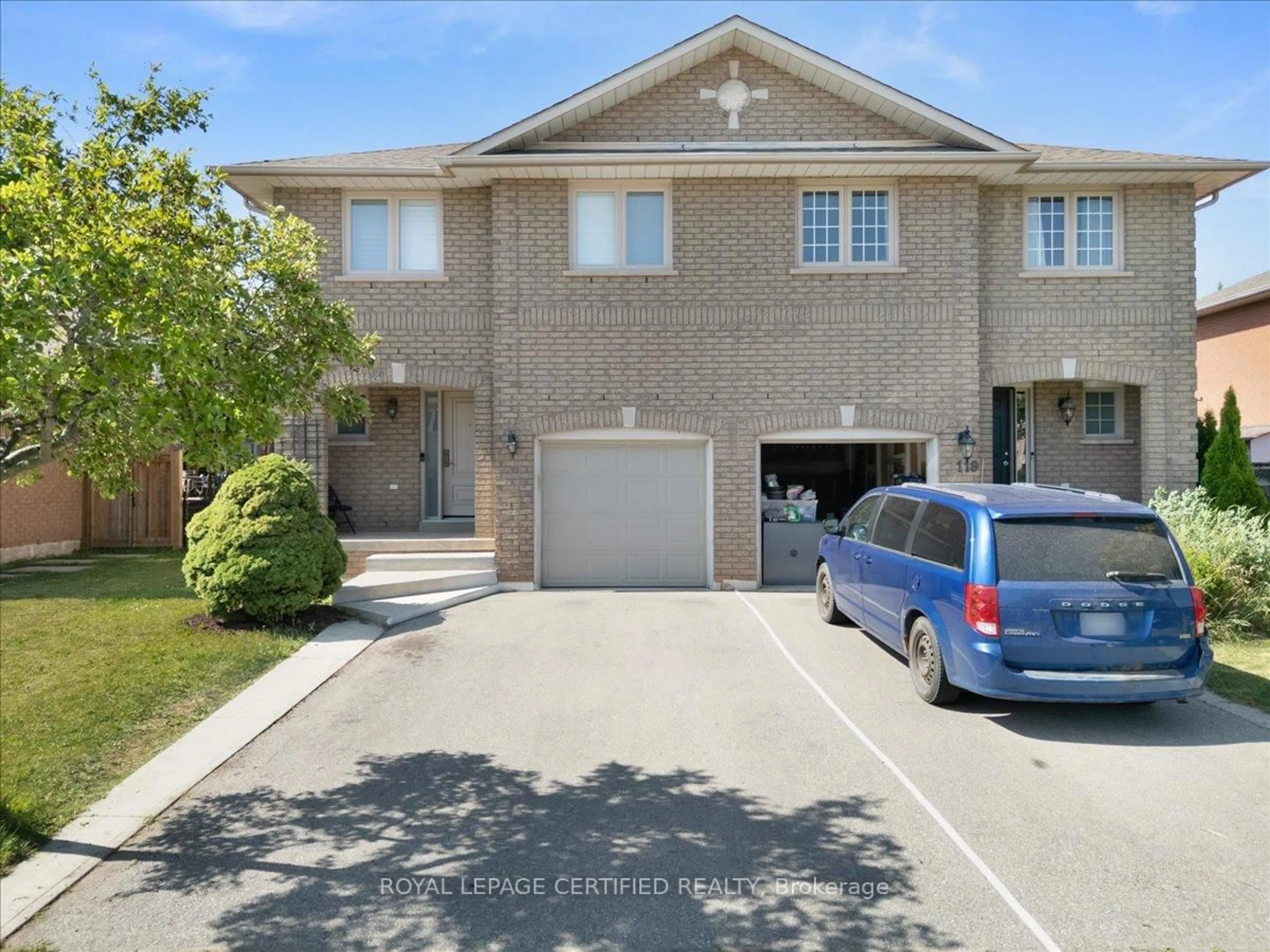 A pic from outside/outdoor area/front of a property/back of a property/a pic from drone, street for 121 Genesee Dr, Oakville Ontario L6H 5Z3