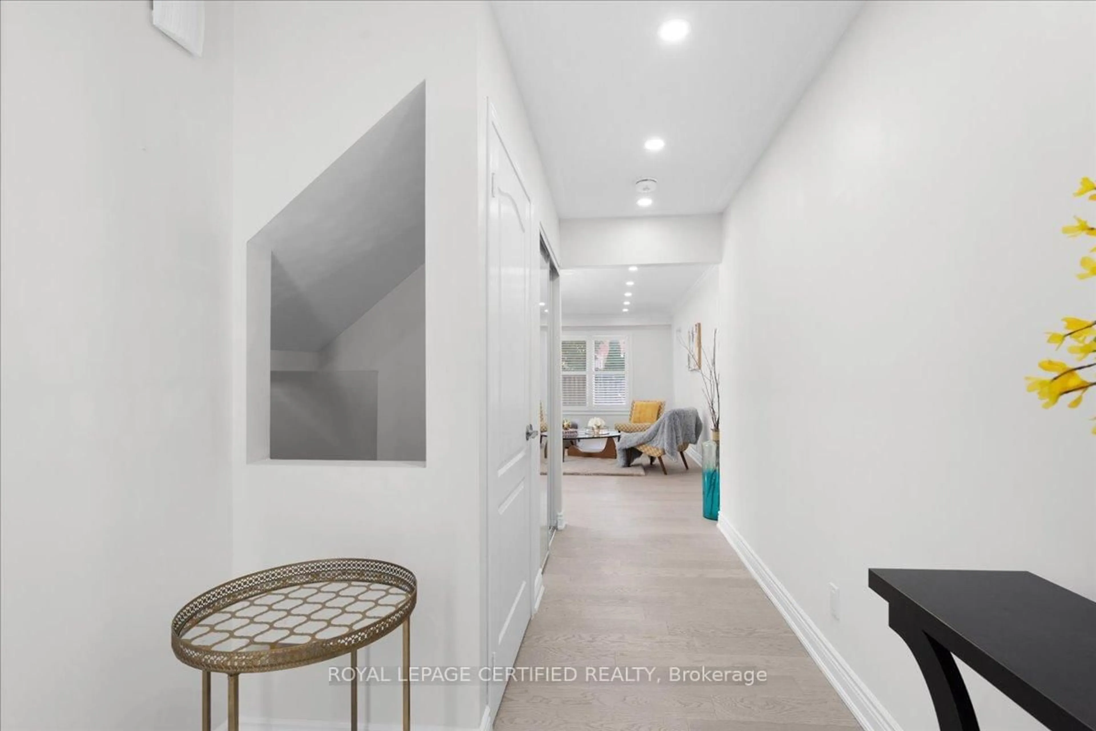 Indoor entryway for 121 Genesee Dr, Oakville Ontario L6H 5Z3