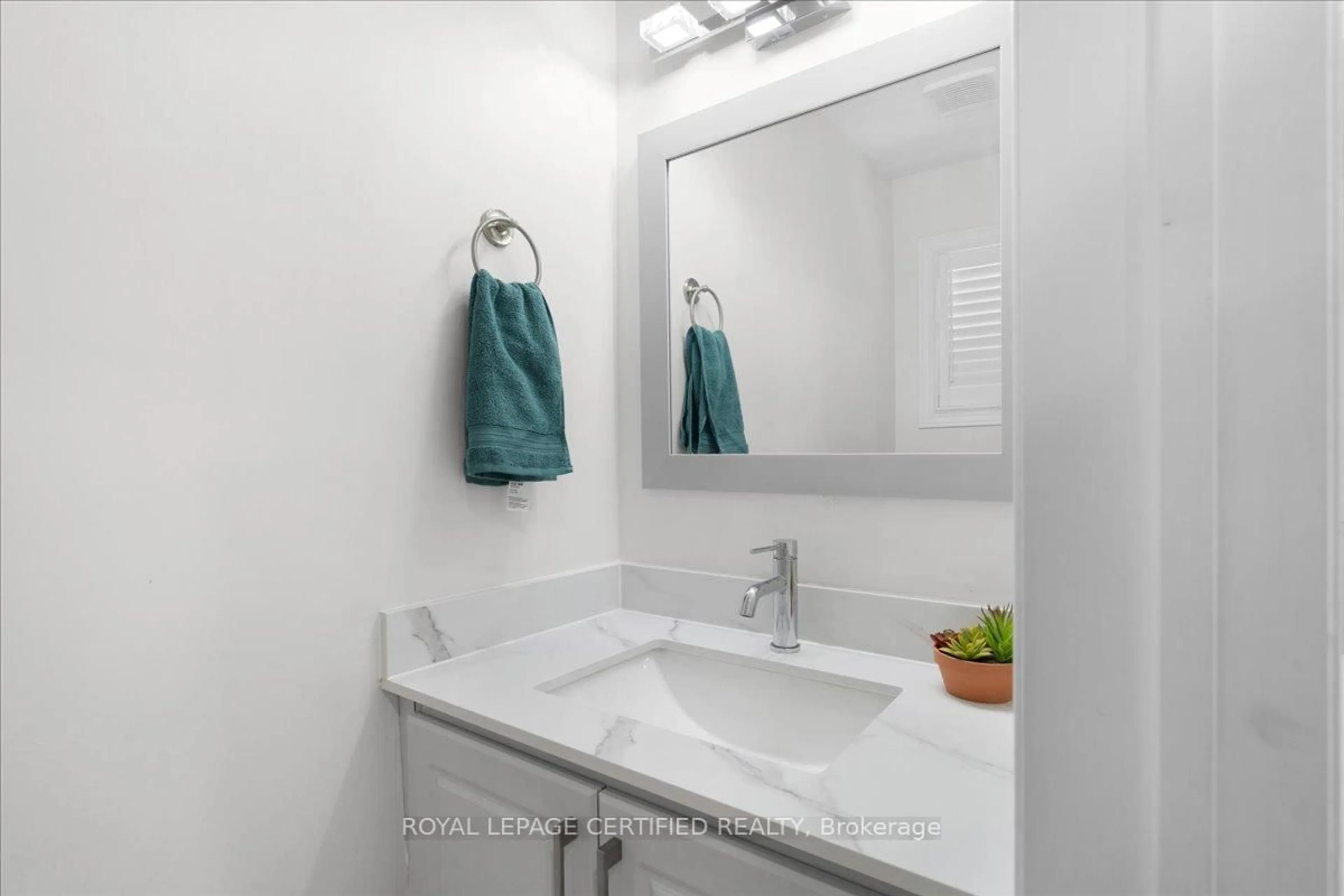 Standard bathroom, ceramic/tile floor for 121 Genesee Dr, Oakville Ontario L6H 5Z3