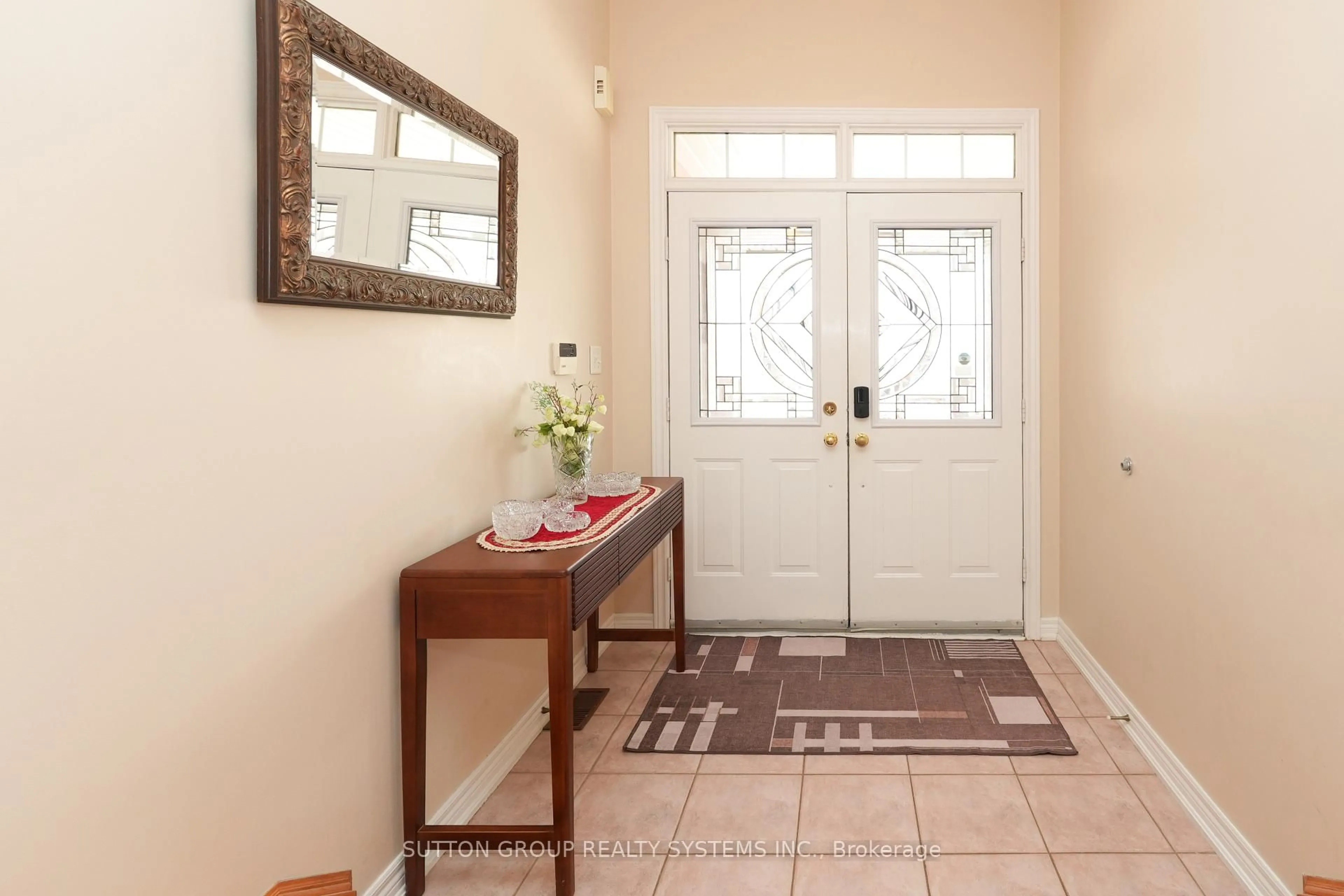 Indoor entryway for 1382 Avon Dr, Mississauga Ontario L5N 7Z3