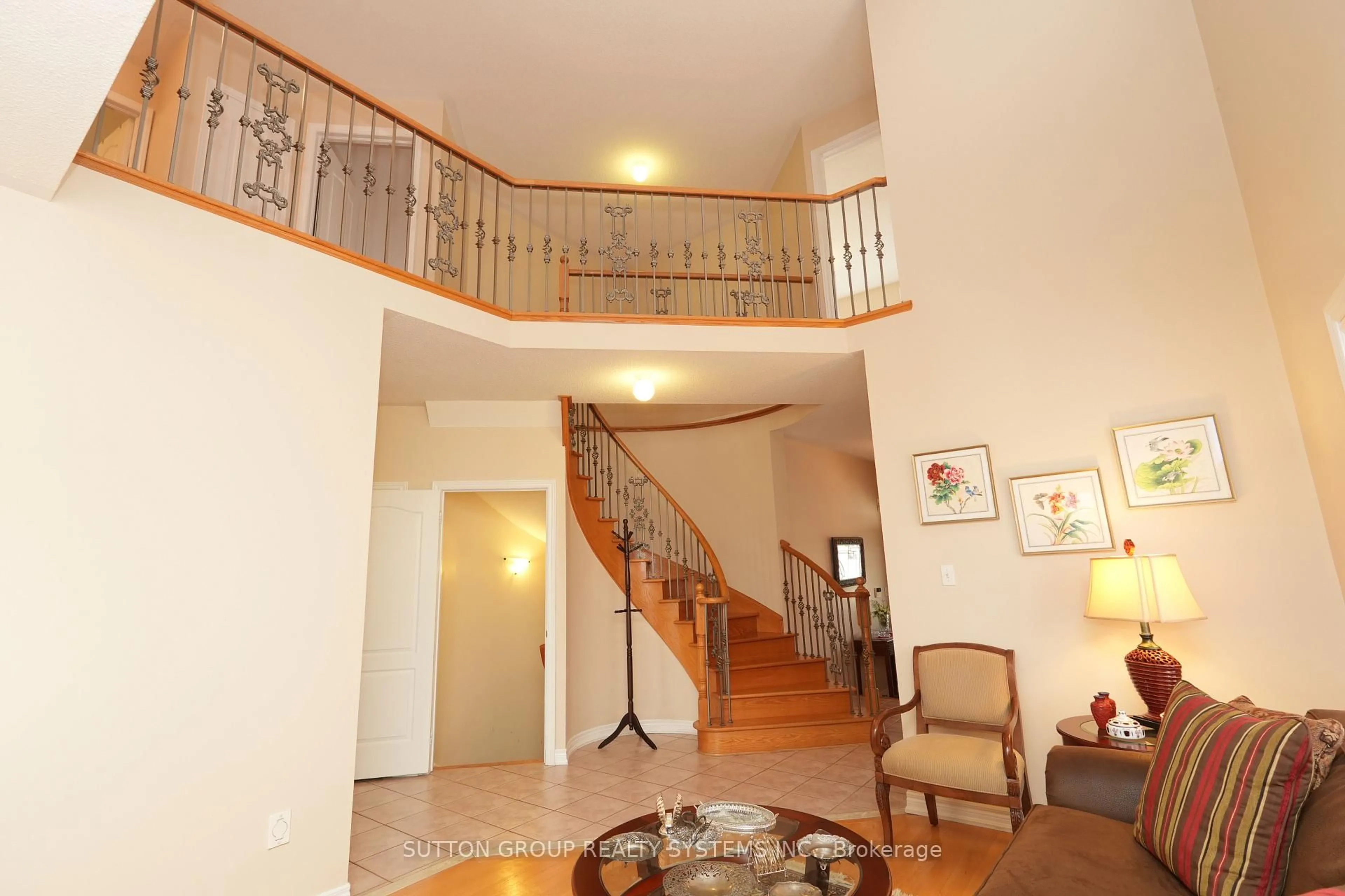 Indoor foyer for 1382 Avon Dr, Mississauga Ontario L5N 7Z3