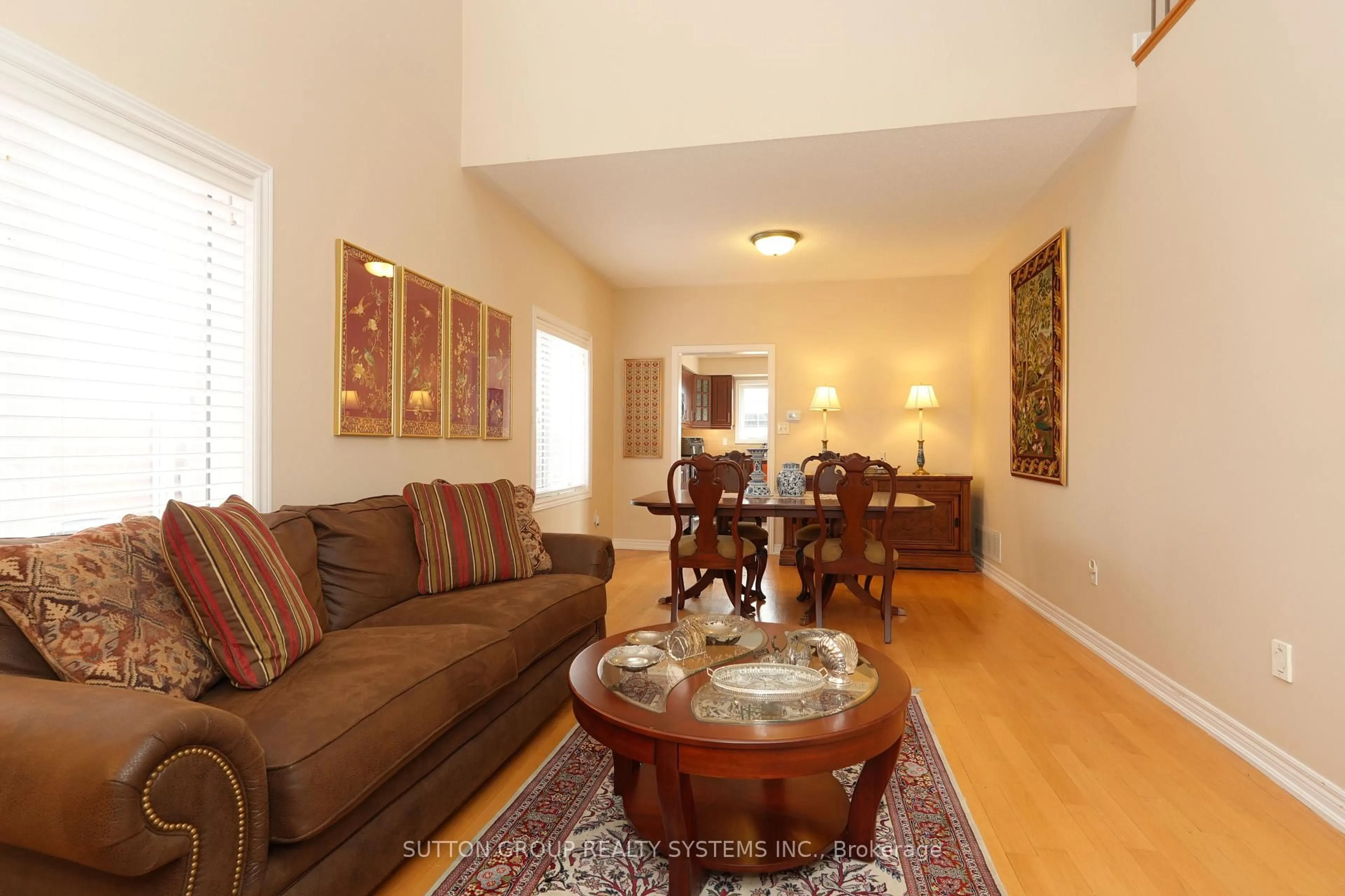 Living room with furniture, wood/laminate floor for 1382 Avon Dr, Mississauga Ontario L5N 7Z3