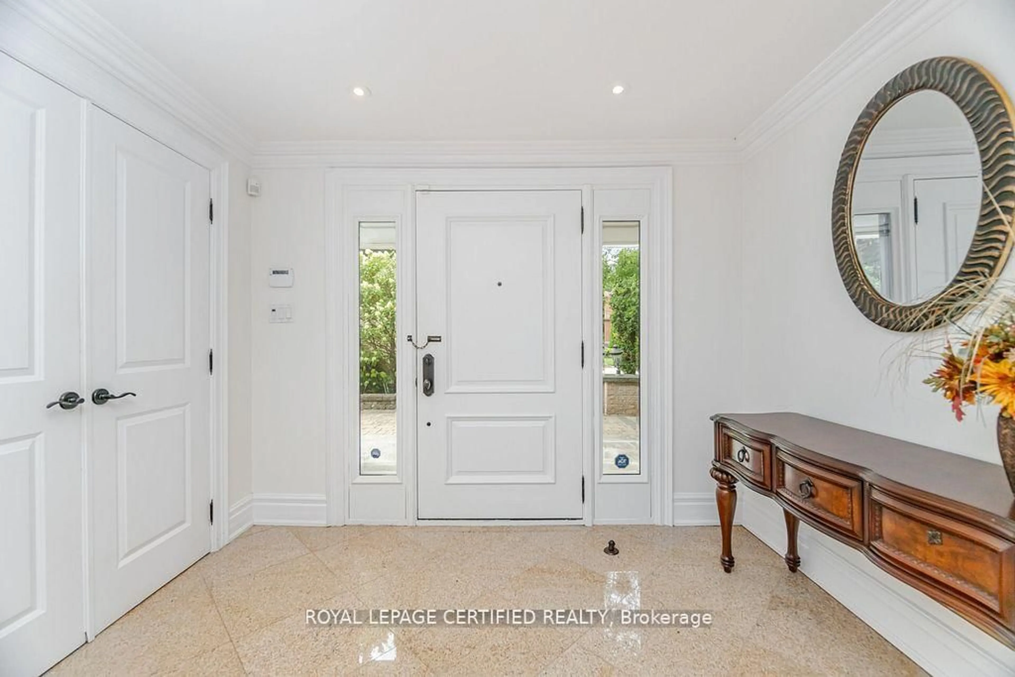 Indoor entryway for 2197 Courrier Lane, Mississauga Ontario L5C 1V1