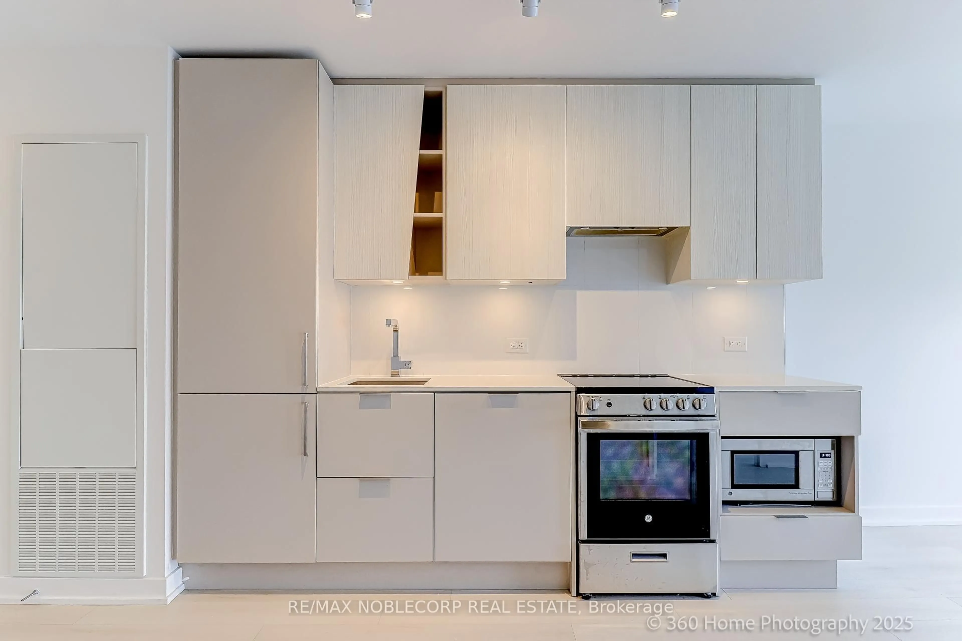 Standard kitchen, unknown for 3900 Confederation Pkwy #2912, Mississauga Ontario L5B 0M3