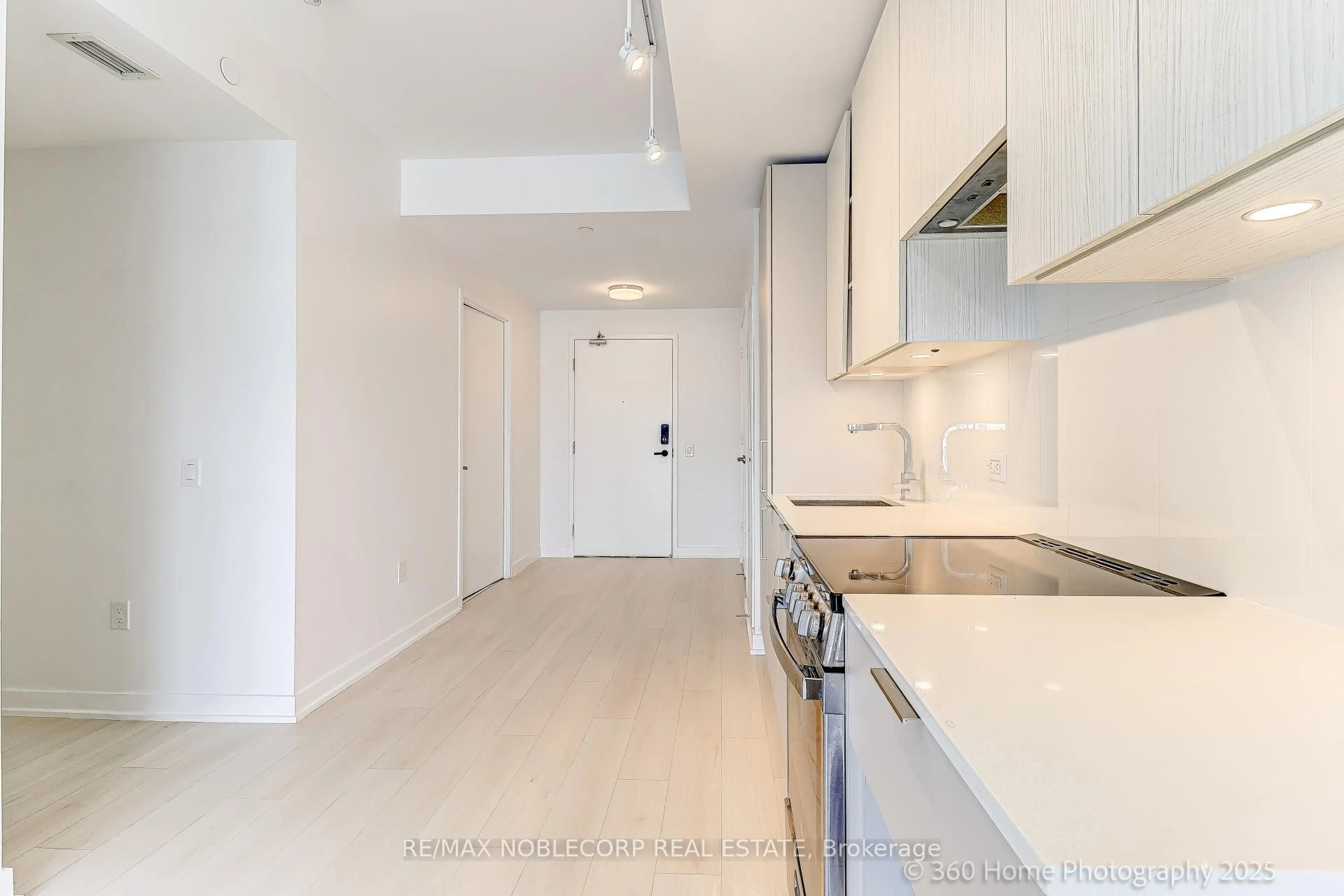 Standard kitchen, unknown for 3900 Confederation Pkwy #2912, Mississauga Ontario L5B 0M3