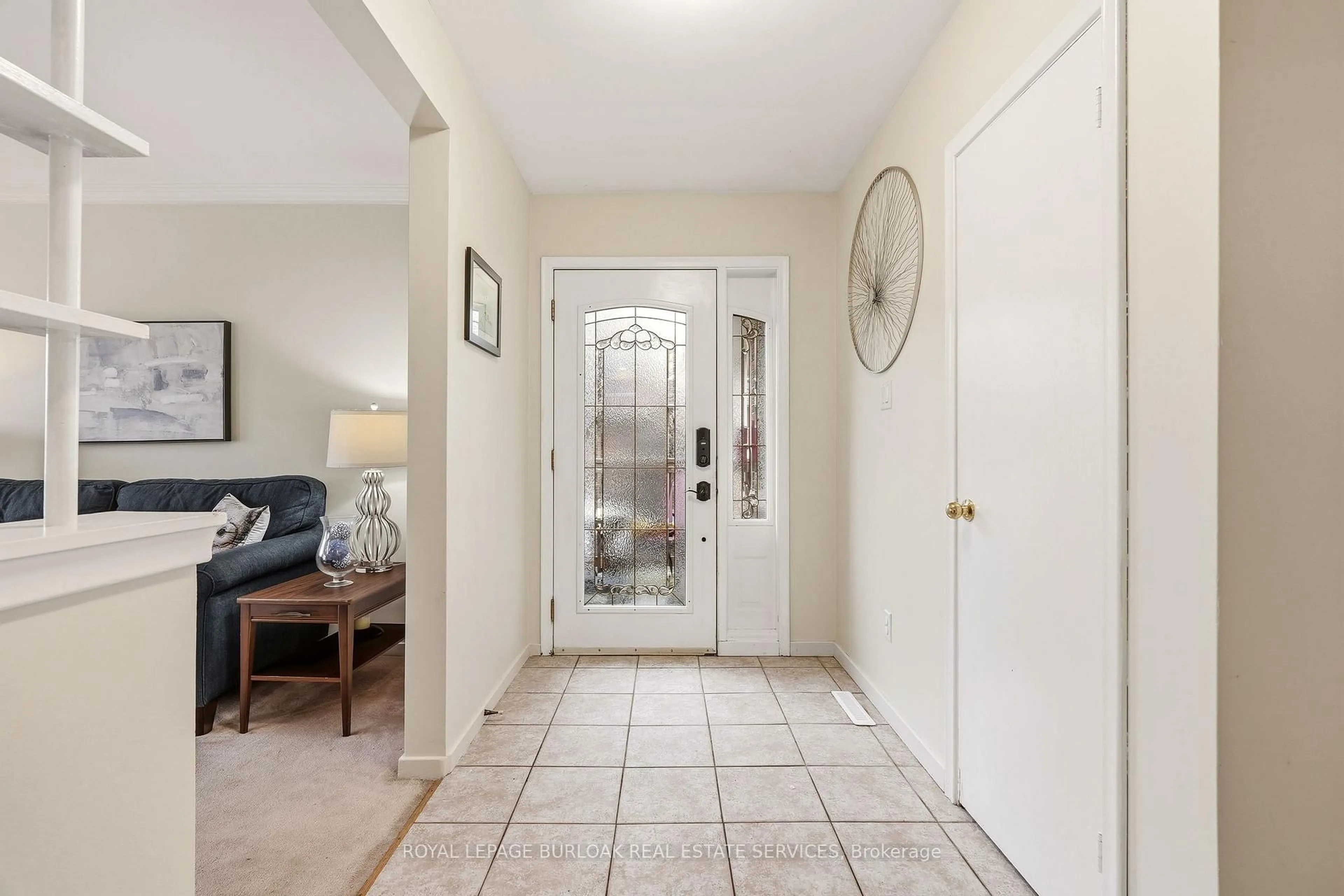 Indoor entryway for 2400 Prospect St, Burlington Ontario L7R 2A8
