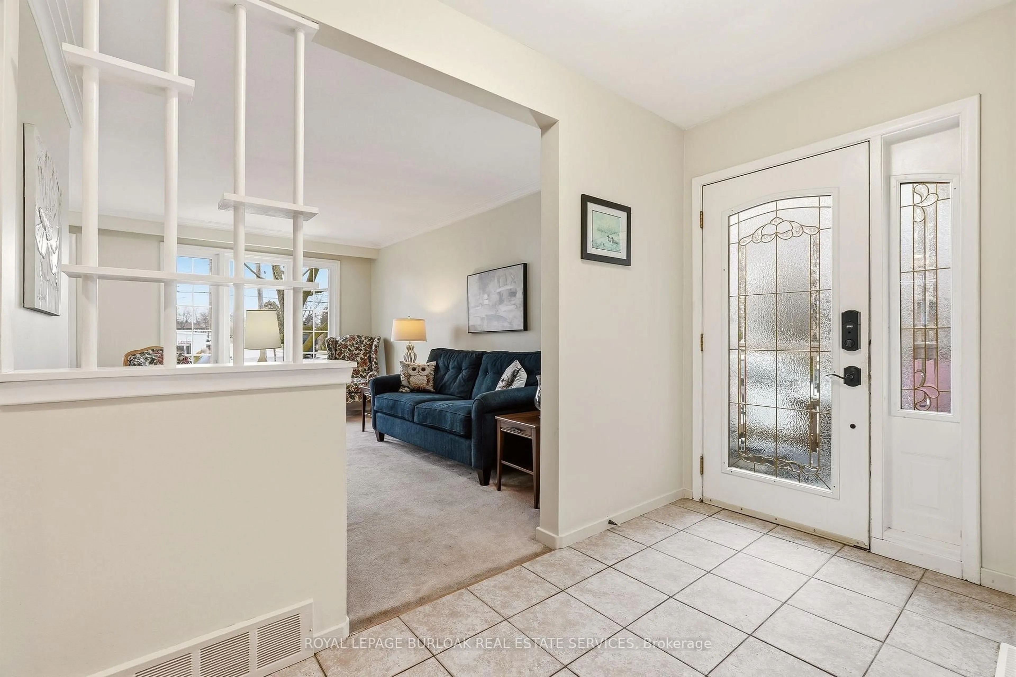 Indoor entryway for 2400 Prospect St, Burlington Ontario L7R 2A8