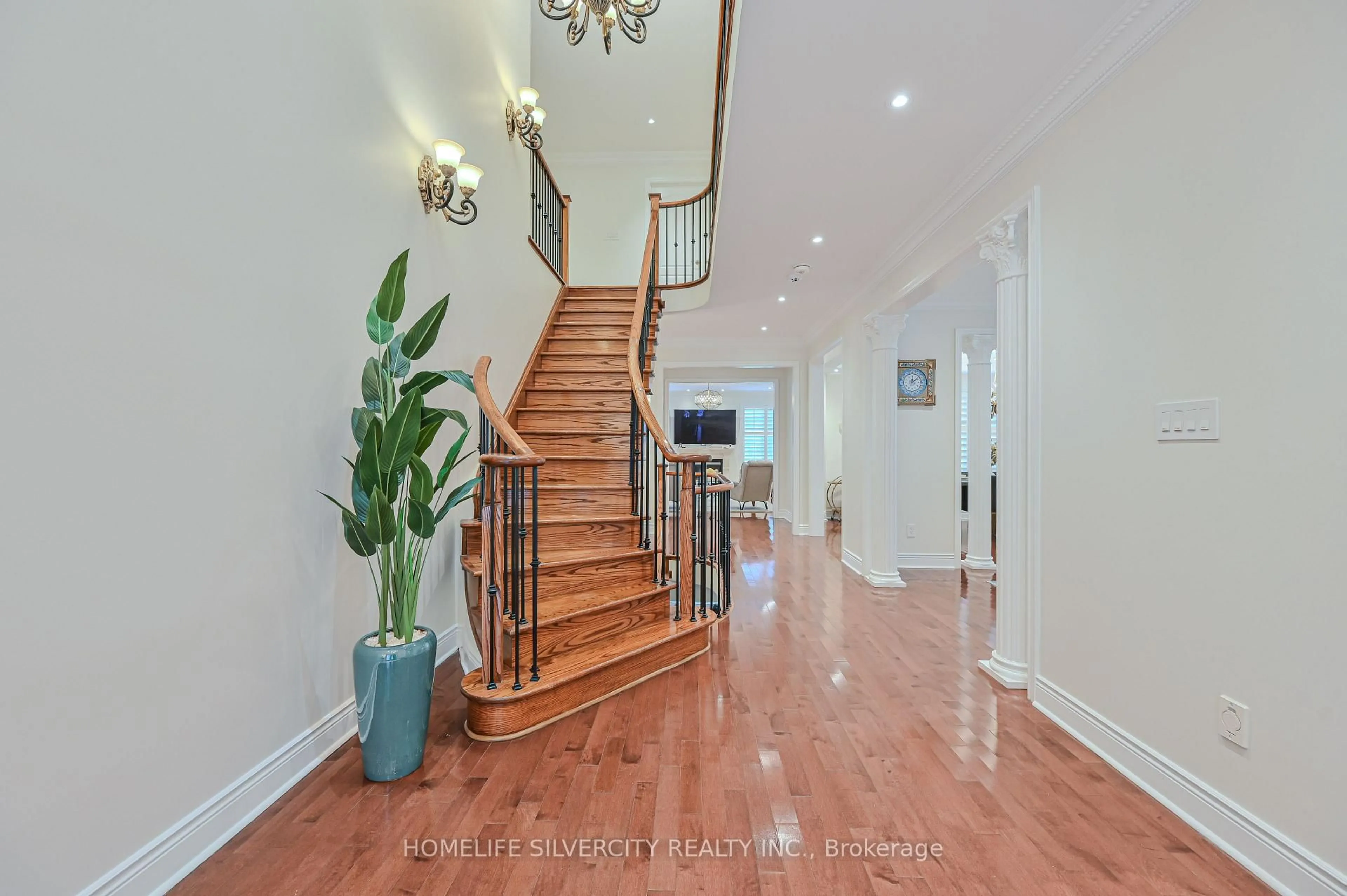 Indoor foyer for 5 Highvalley Circ, Brampton Ontario L6P 2C6