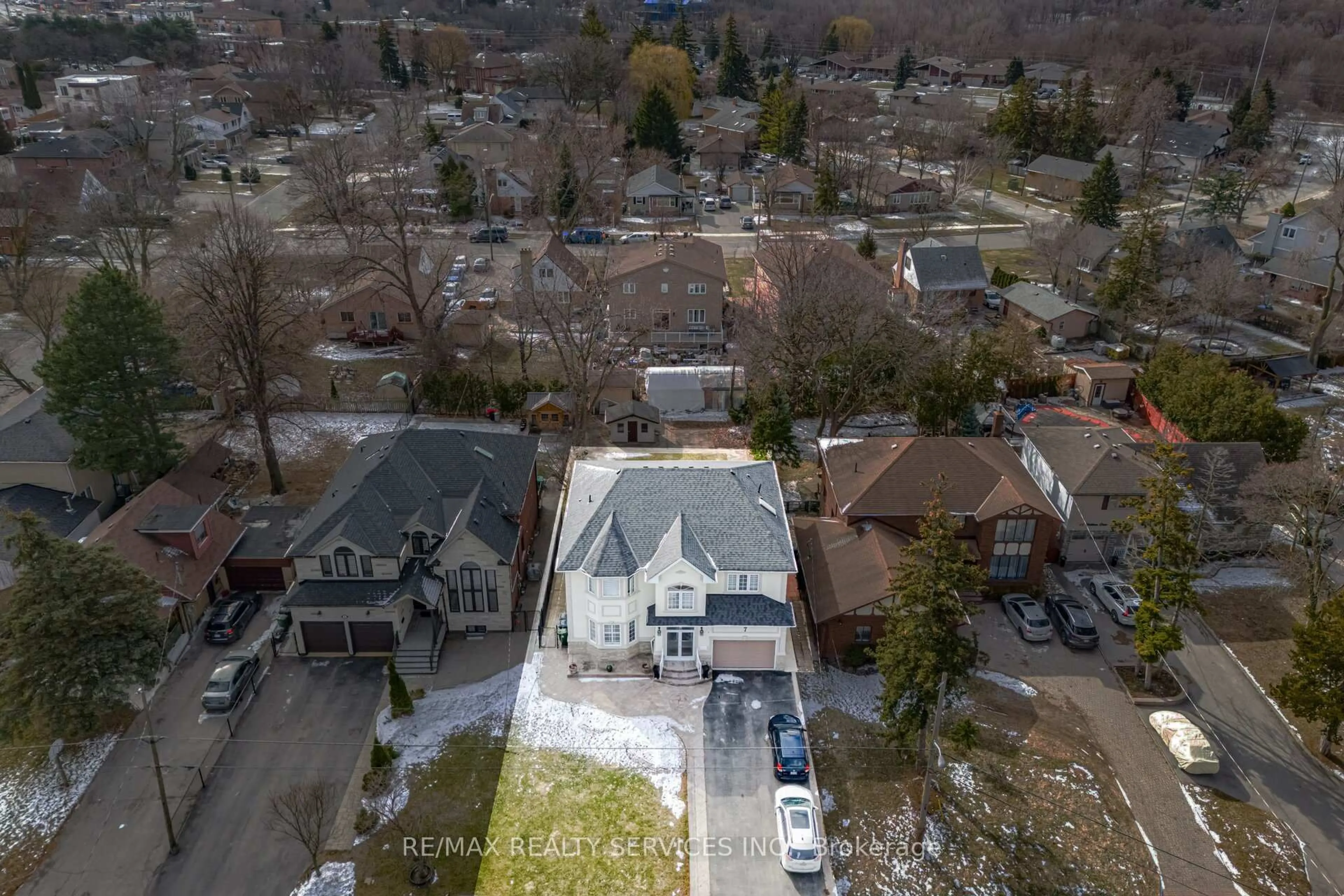 A pic from outside/outdoor area/front of a property/back of a property/a pic from drone, street for 7 Waltham Dr, Toronto Ontario M9V 1S6