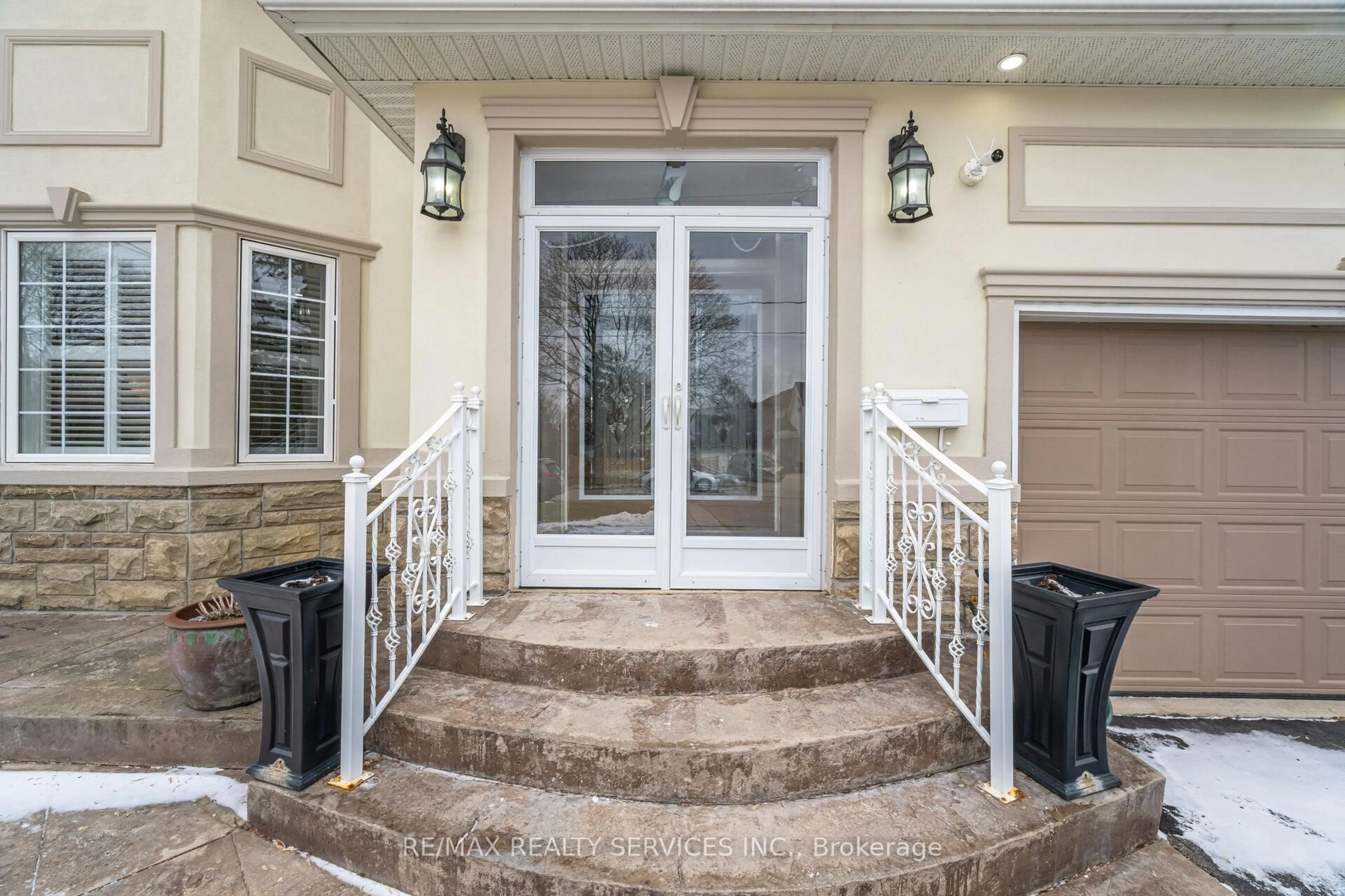 Indoor entryway for 7 Waltham Dr, Toronto Ontario M9V 1S6