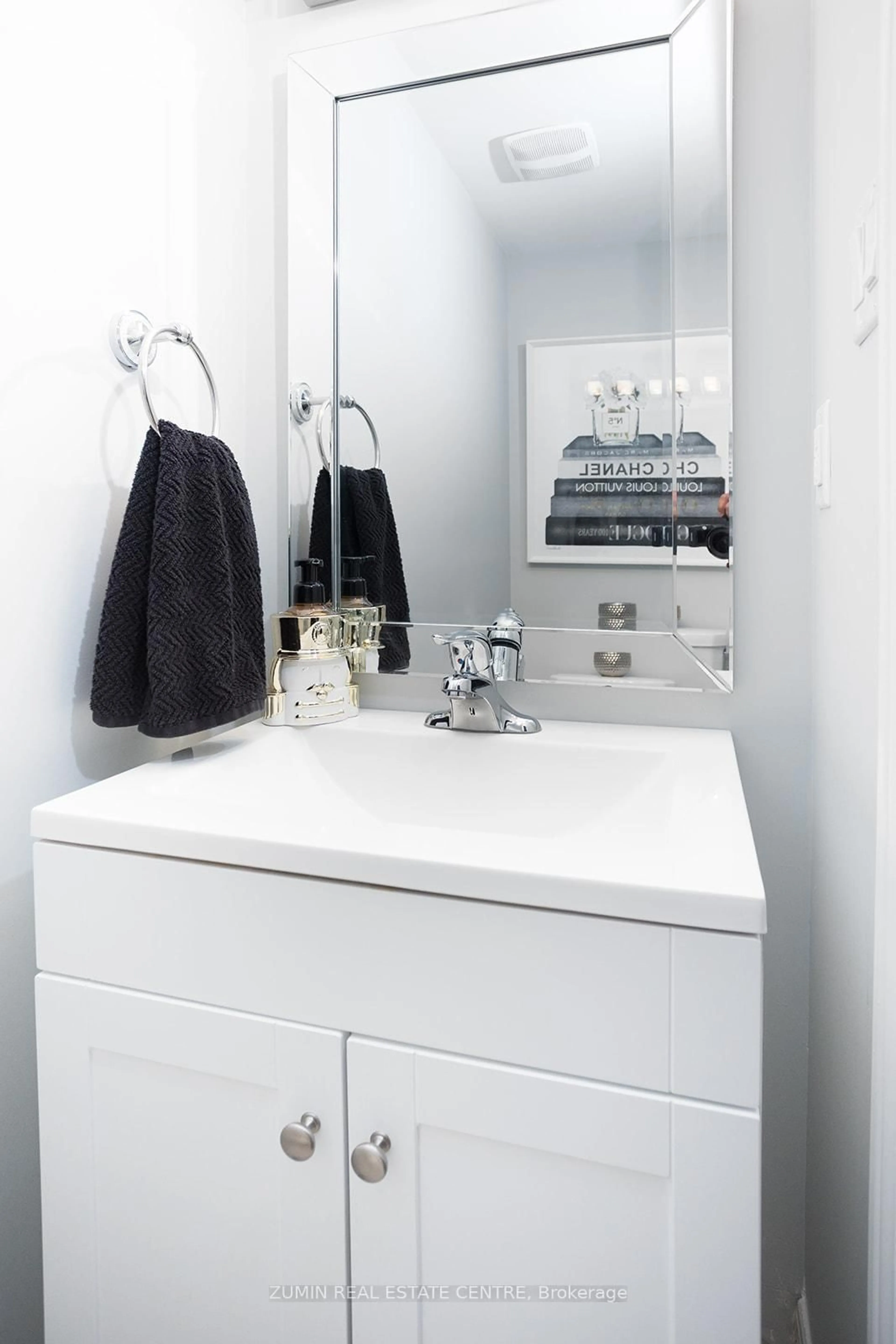 Contemporary bathroom, ceramic/tile floor for 3114 Michelangelo Rd, Burlington Ontario L7M 0Z7