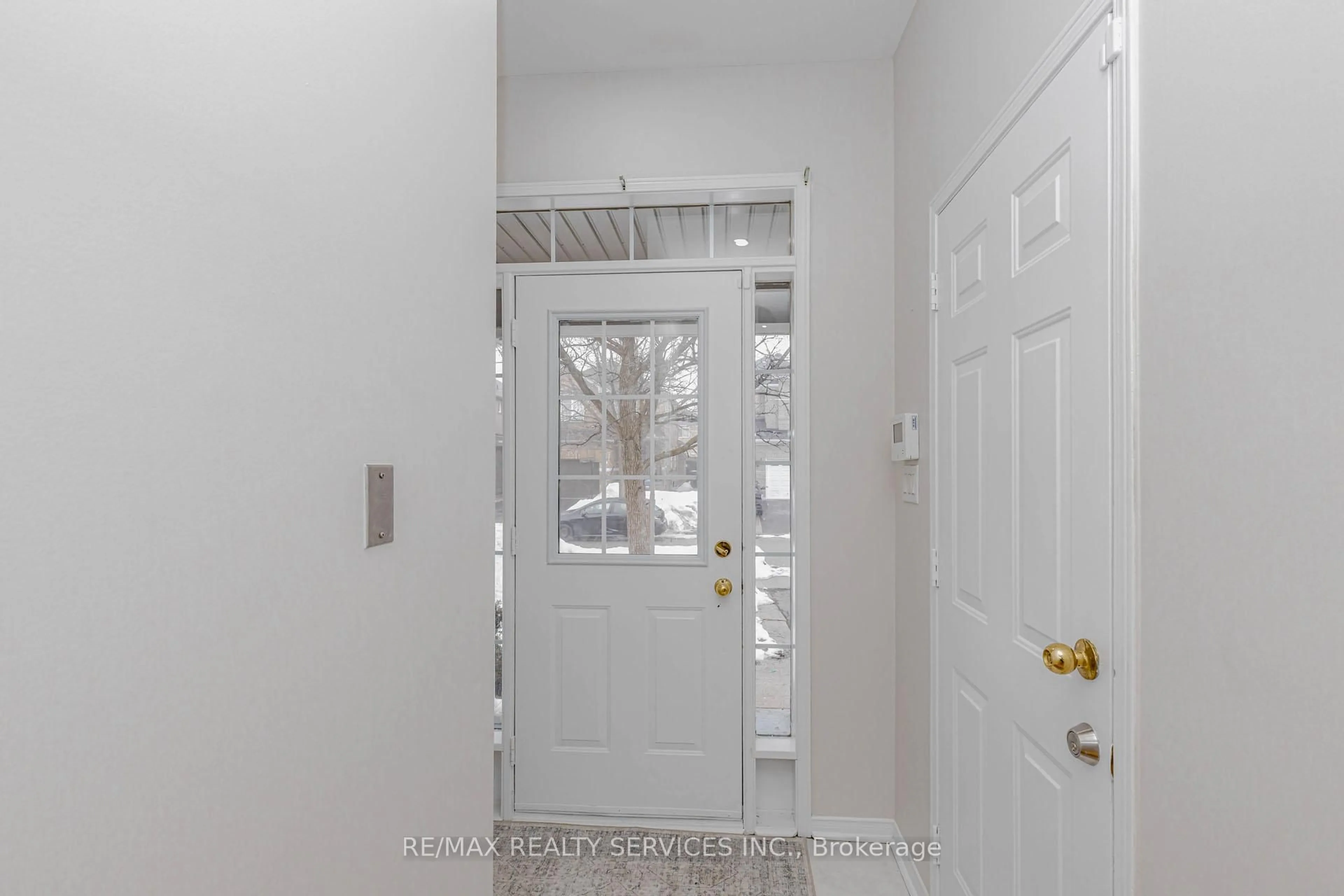 Indoor entryway for 102 Sand Cherry Cres, Brampton Ontario L6R 3B2
