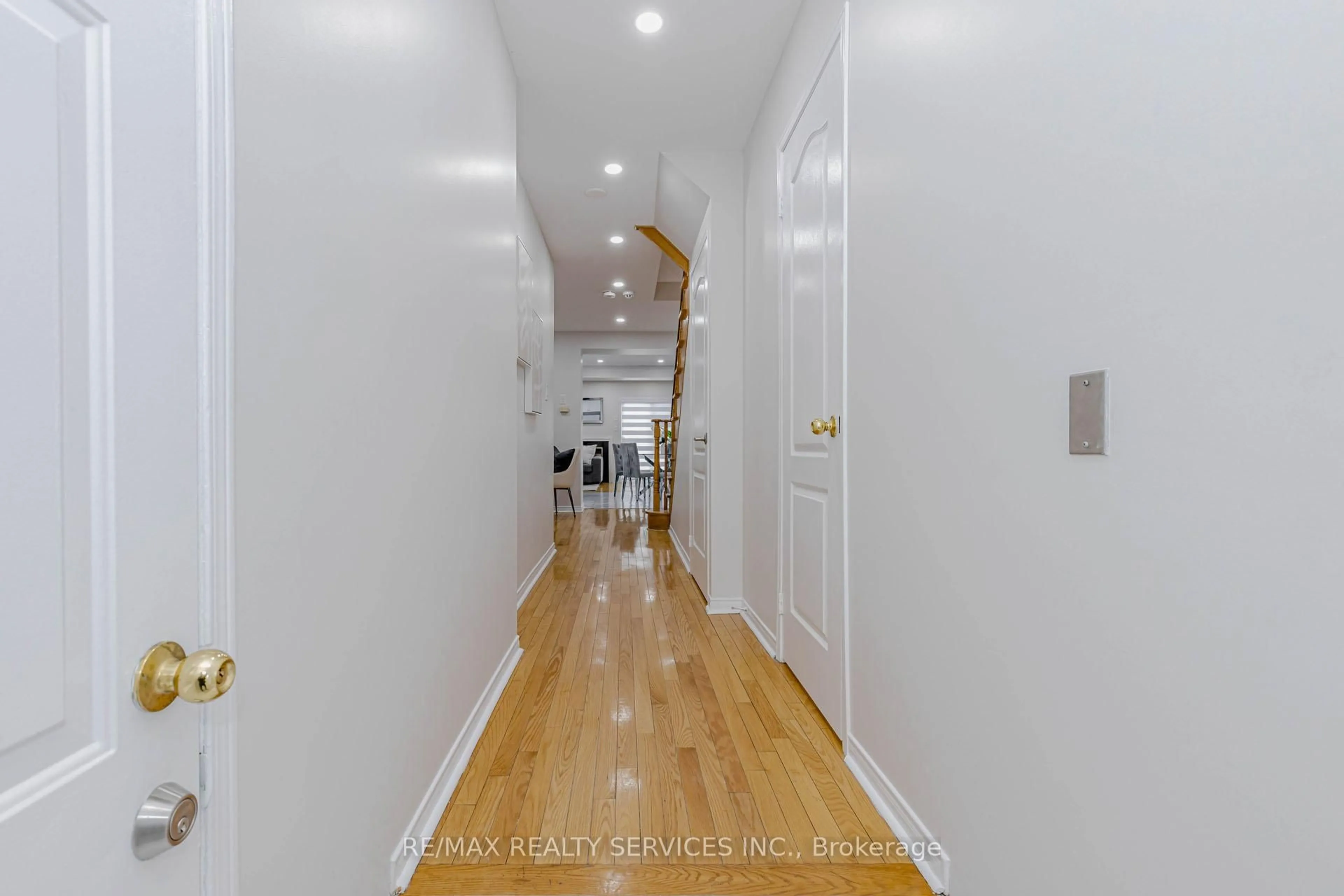 Indoor foyer for 102 Sand Cherry Cres, Brampton Ontario L6R 3B2