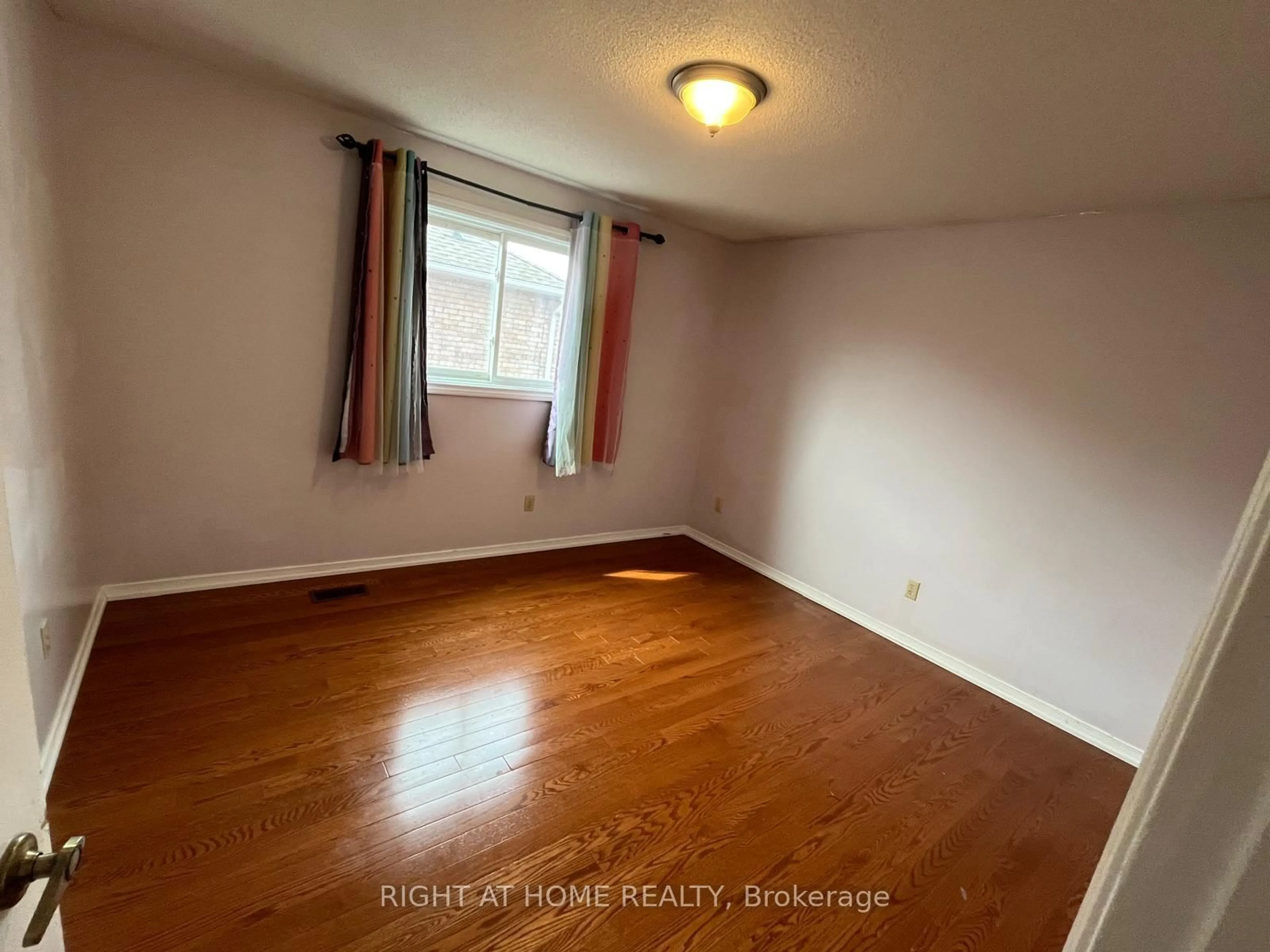 A pic of a room for 4551 Carpenter Crt, Mississauga Ontario L5V 1C5