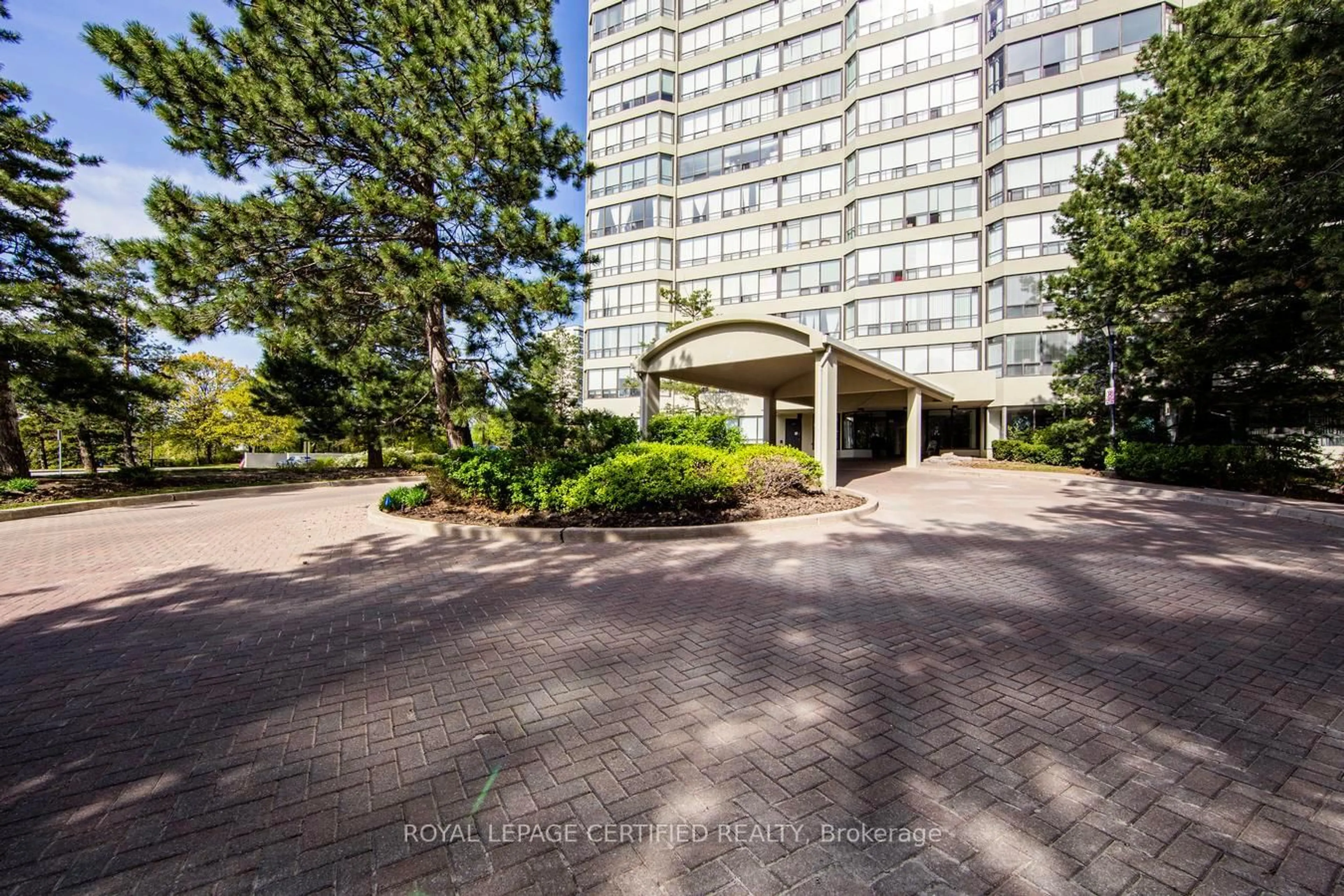 A pic from outside/outdoor area/front of a property/back of a property/a pic from drone, unknown for 22 Hanover Rd #2107, Brampton Ontario L6S 5K7