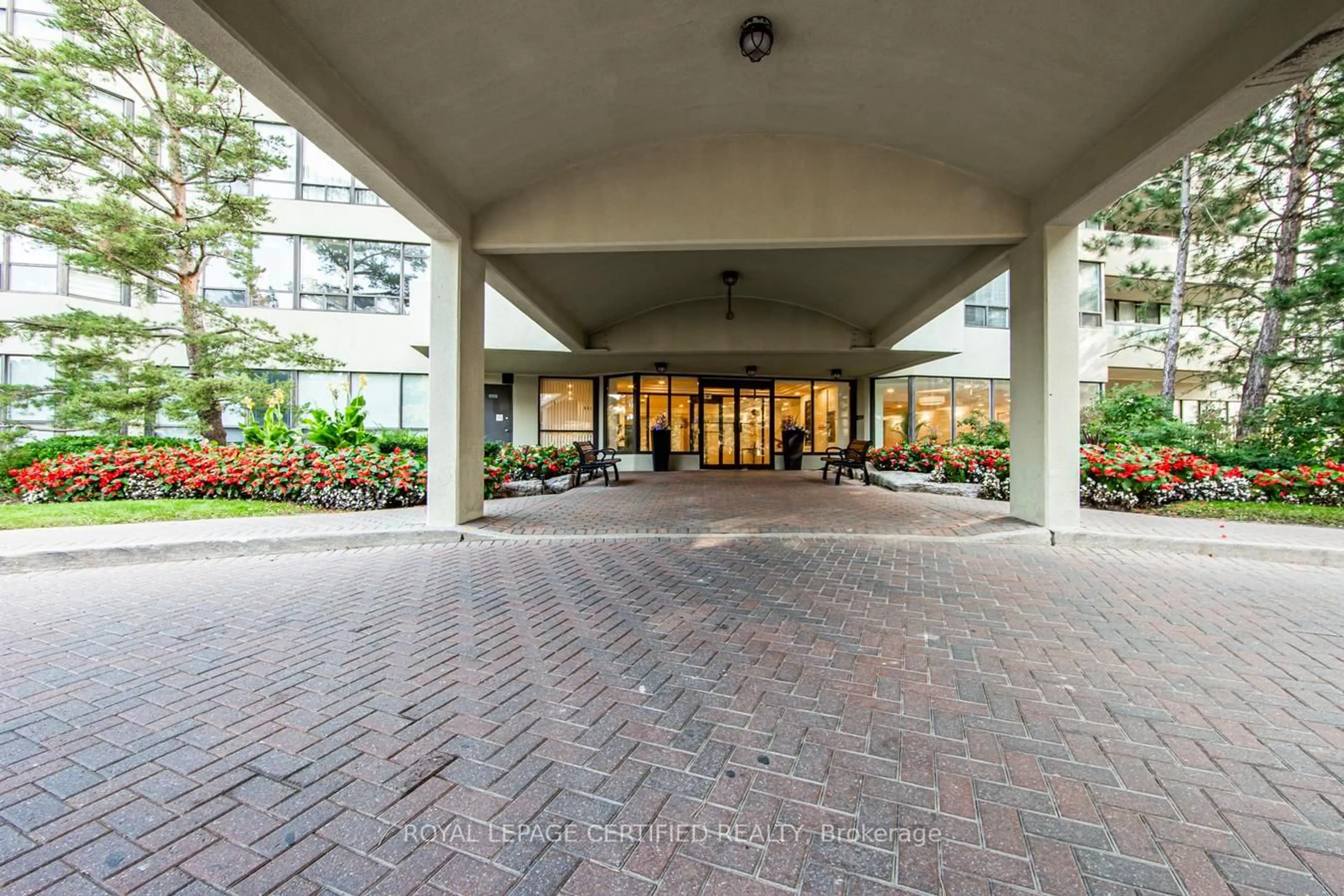 Indoor foyer for 22 Hanover Rd #2107, Brampton Ontario L6S 5K7