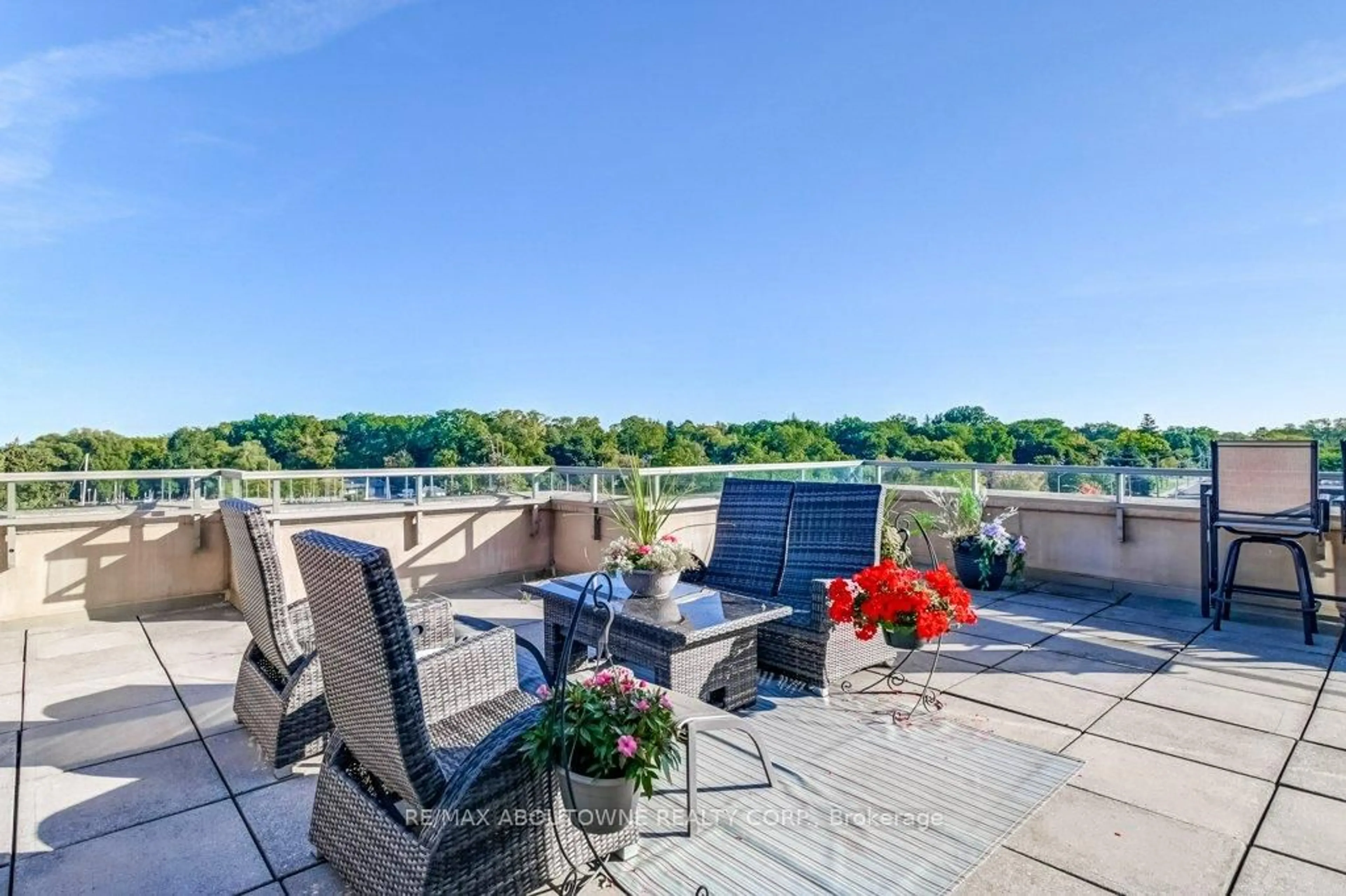 Patio, water/lake/river/ocean view for 2511 Lakeshore Rd #519, Oakville Ontario L6L 6L9