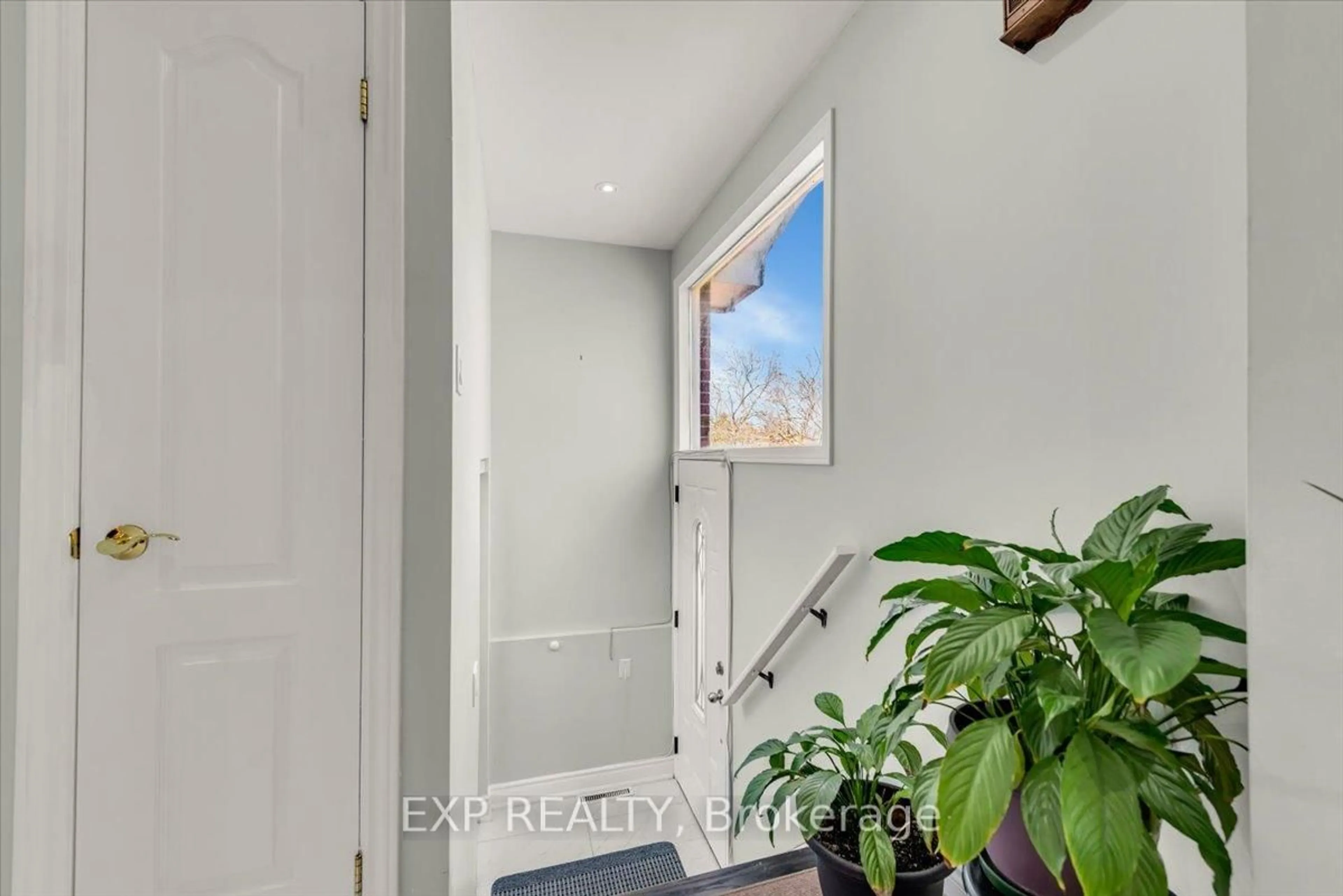 Indoor entryway for 135 Mill St, Brampton Ontario L6X 2P1