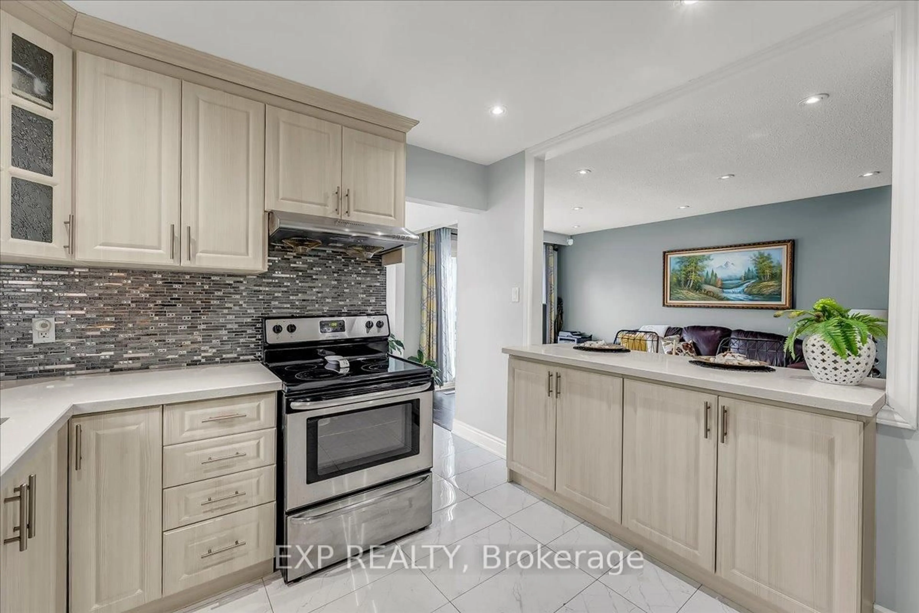 Open concept kitchen, ceramic/tile floor for 135 Mill St, Brampton Ontario L6X 2P1