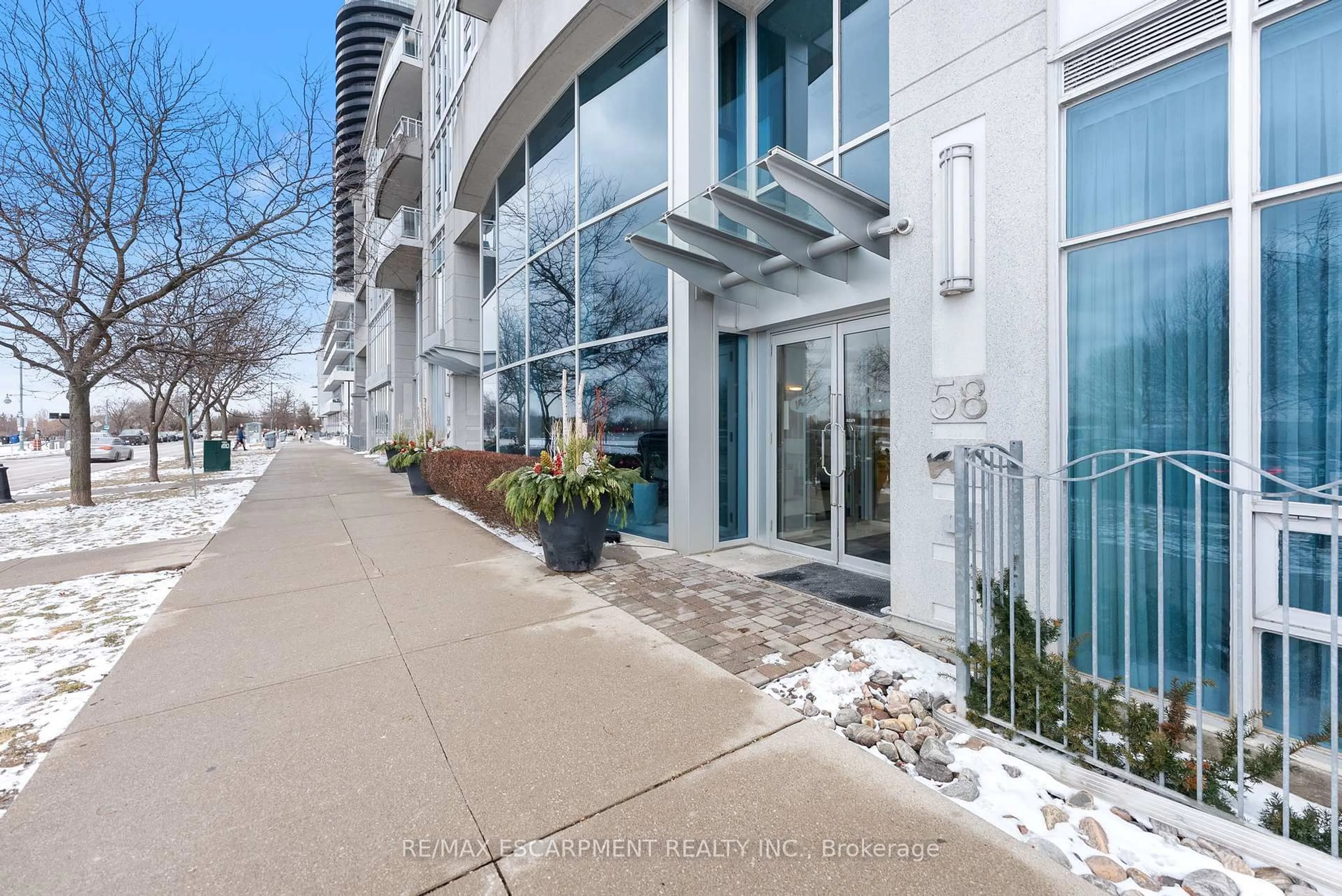 Indoor foyer for 58 Marine Parade Dr #707, Toronto Ontario M8V 4G1