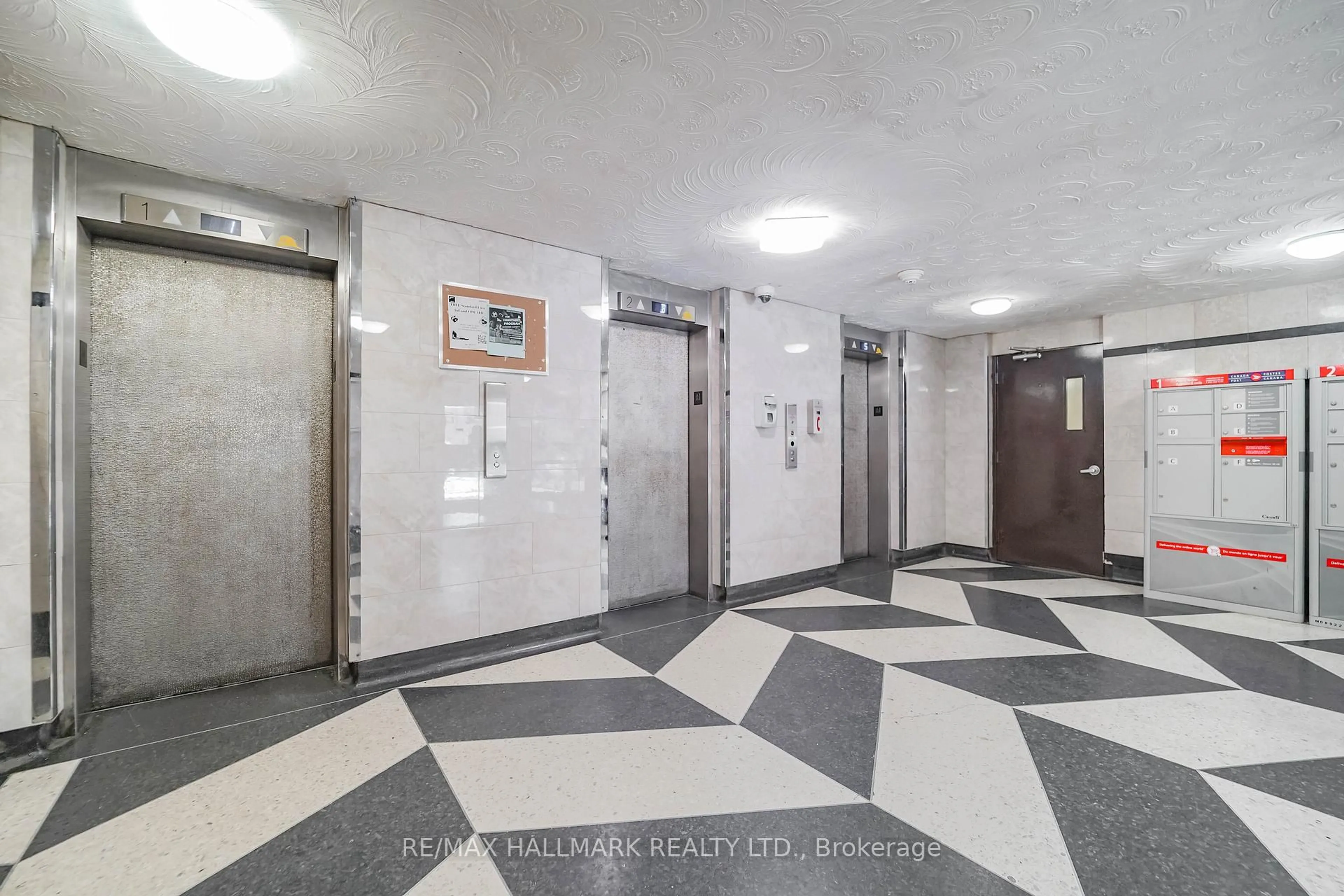 Indoor foyer for 50 LOTHERTON Ptwy #411, Toronto Ontario M6B 2G7