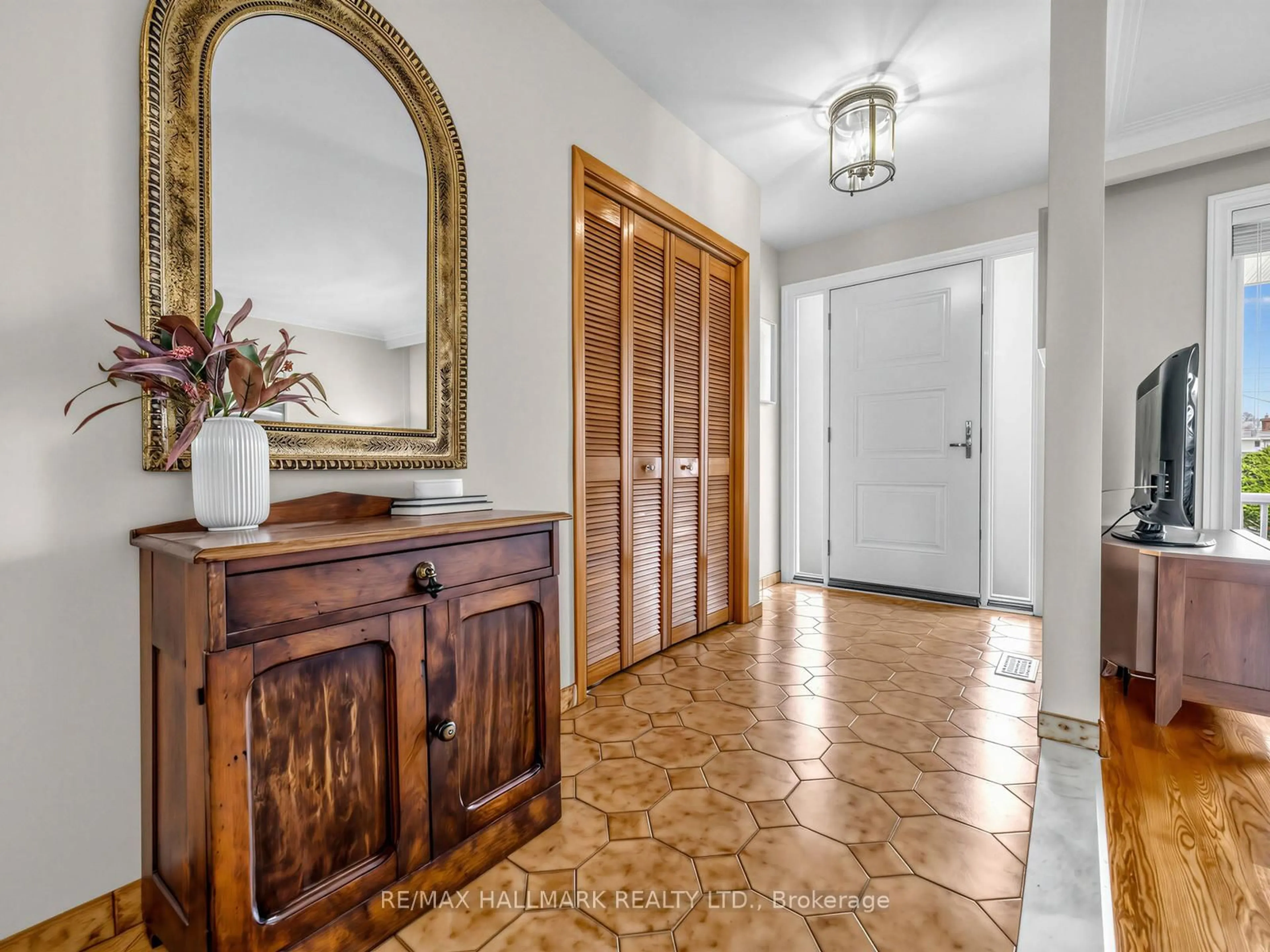 Indoor entryway for 1649 Carletta Dr, Mississauga Ontario L4X 1E6