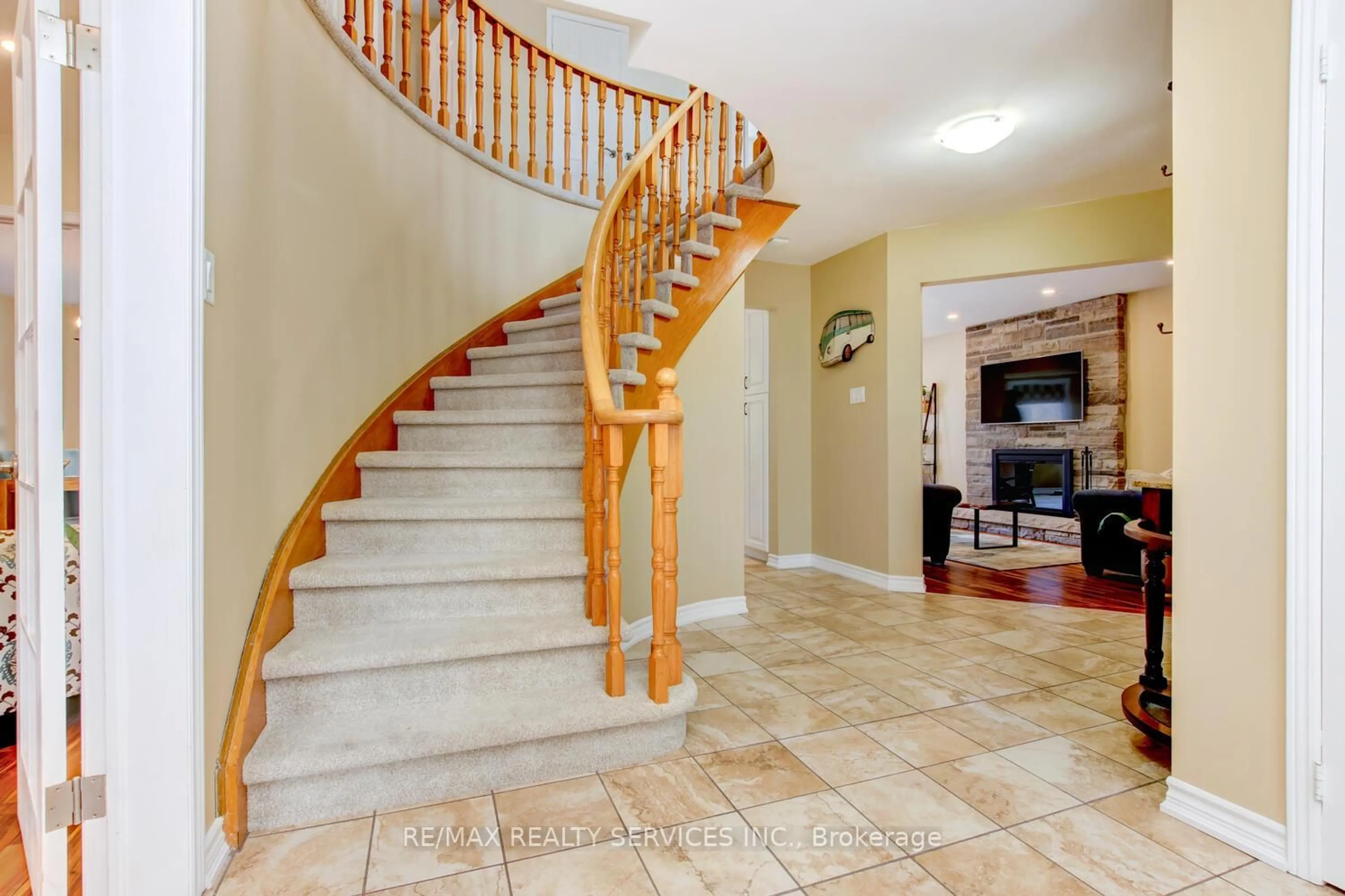 Unknown for 28 Chickadee Cres, Brampton Ontario L6Z 3L2