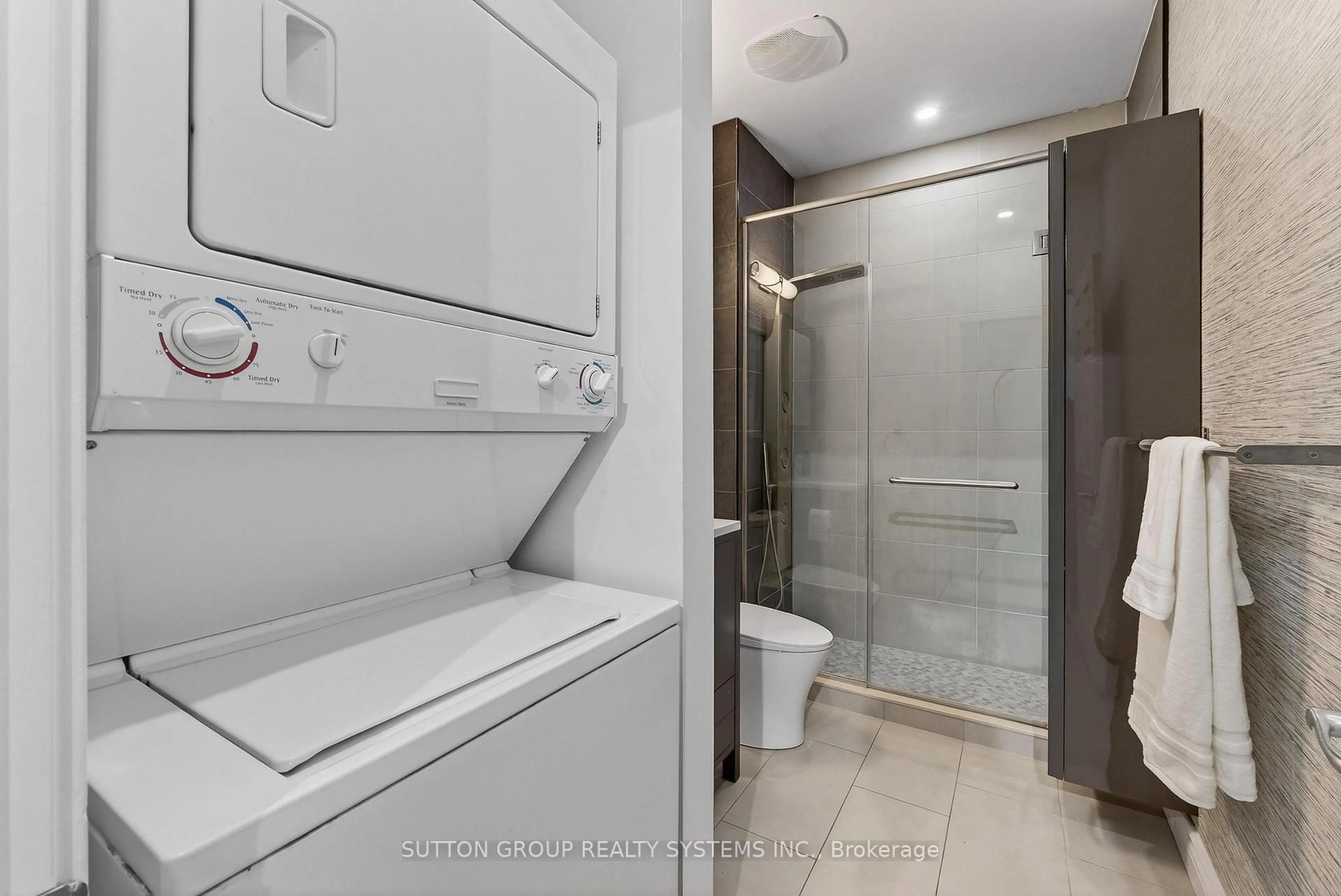 Standard bathroom, ceramic/tile floor for 2 Fieldway Rd #211, Toronto Ontario M8Z 0B9