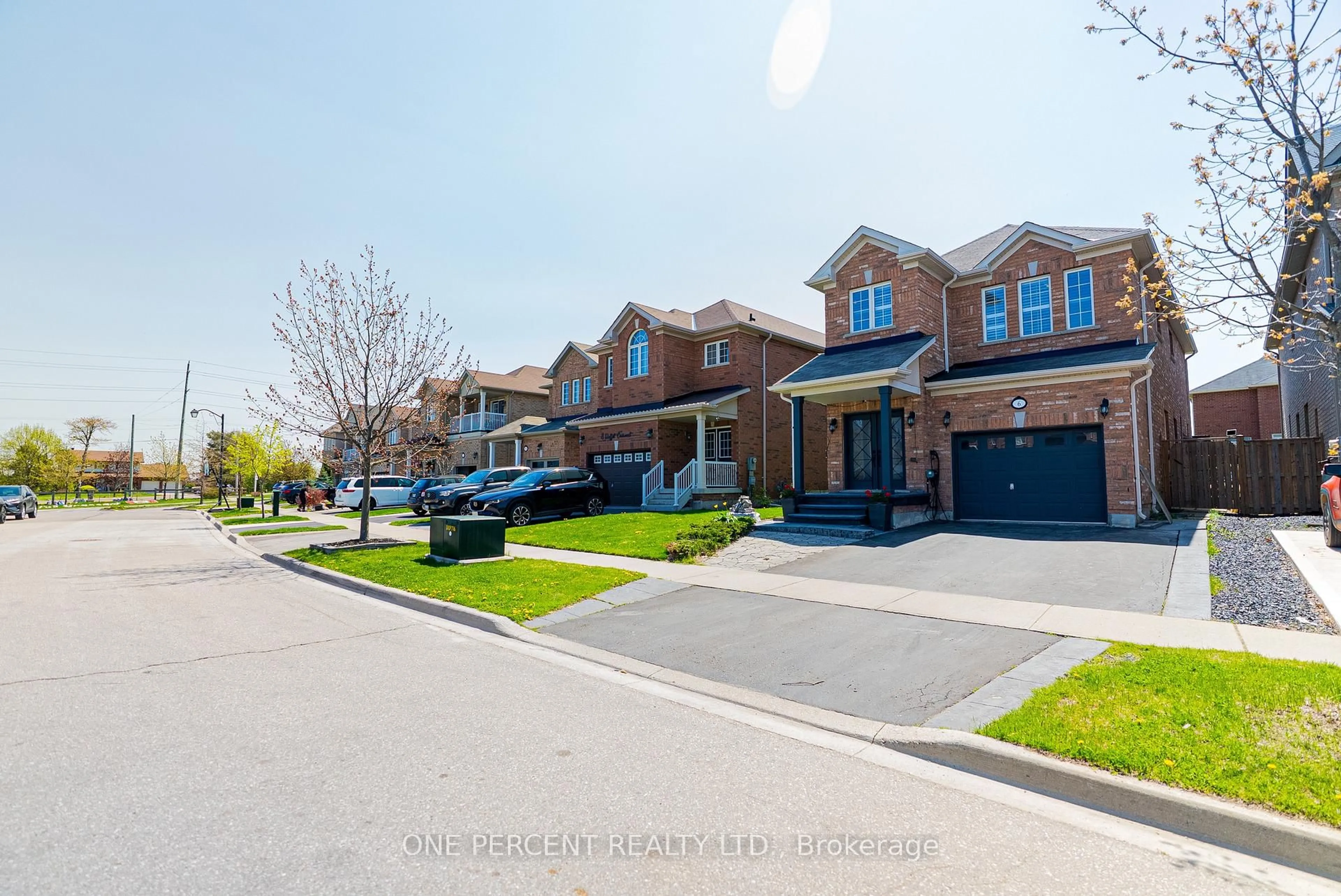 A pic from outside/outdoor area/front of a property/back of a property/a pic from drone, street for 6 Duffel Cres, Halton Hills Ontario L7G 0H7