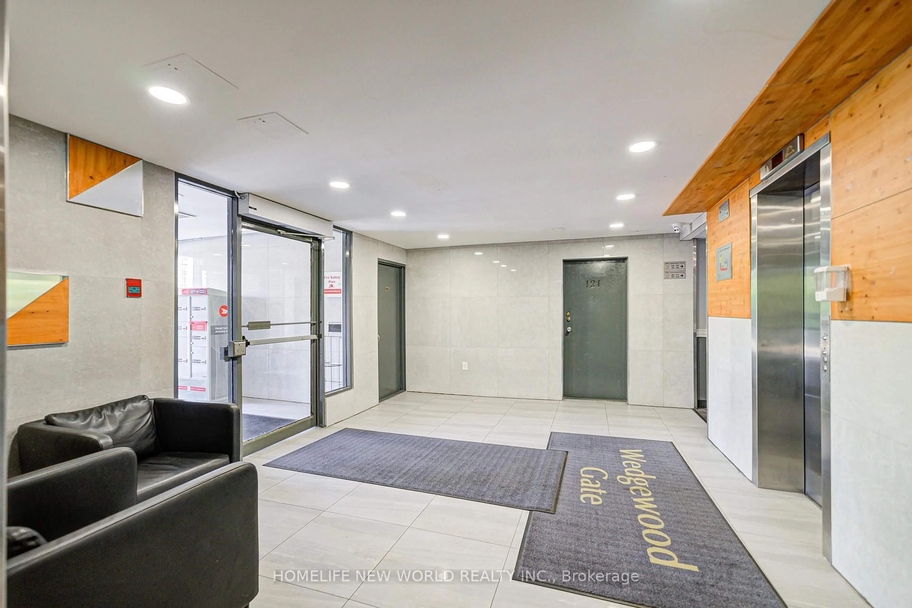 Indoor foyer for 1455 Williamsport Dr #325, Mississauga Ontario L4X 2T5