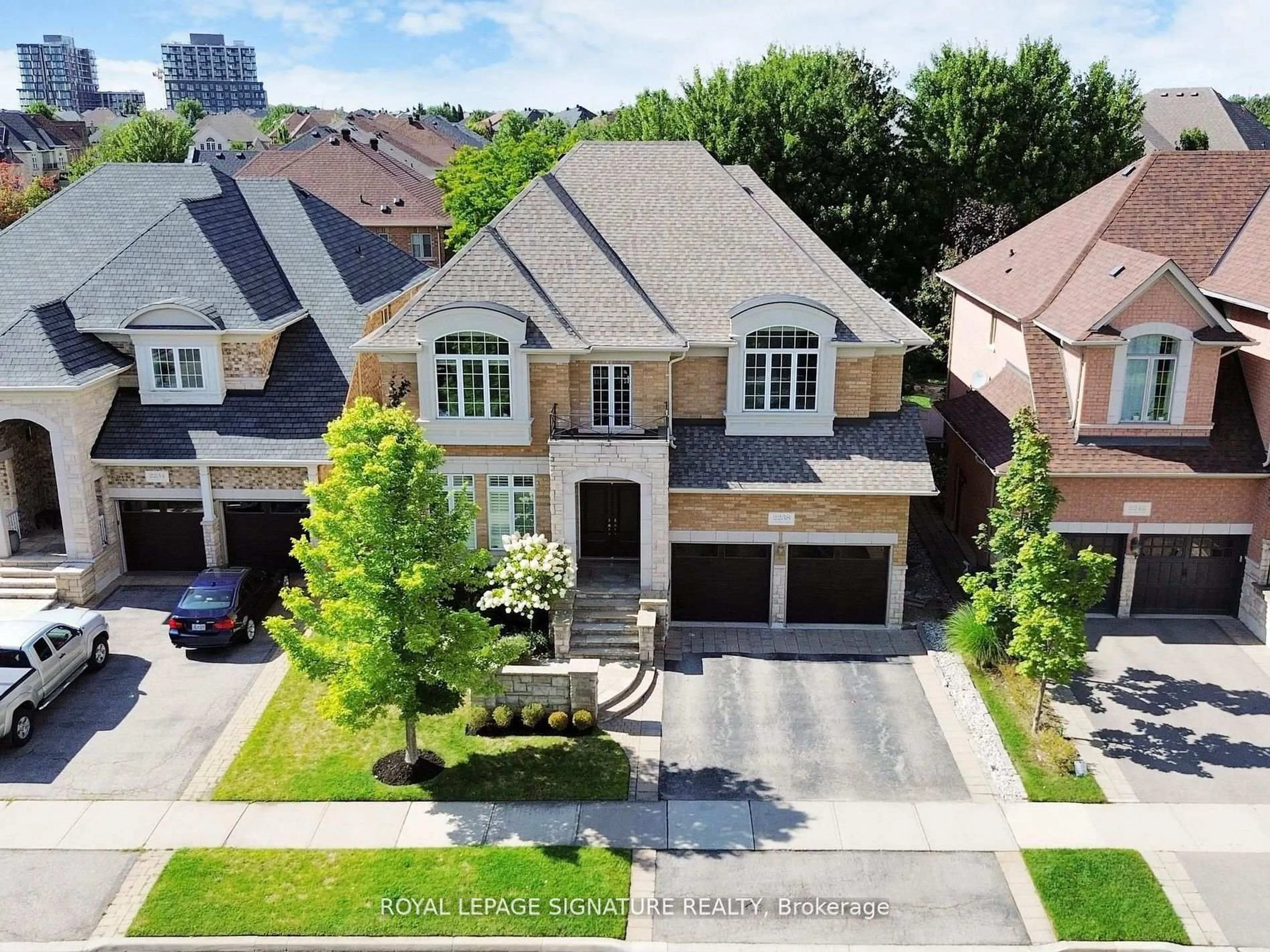 A pic from outside/outdoor area/front of a property/back of a property/a pic from drone, street for 2238 Lyndhurst Dr, Oakville Ontario L6H 7V4