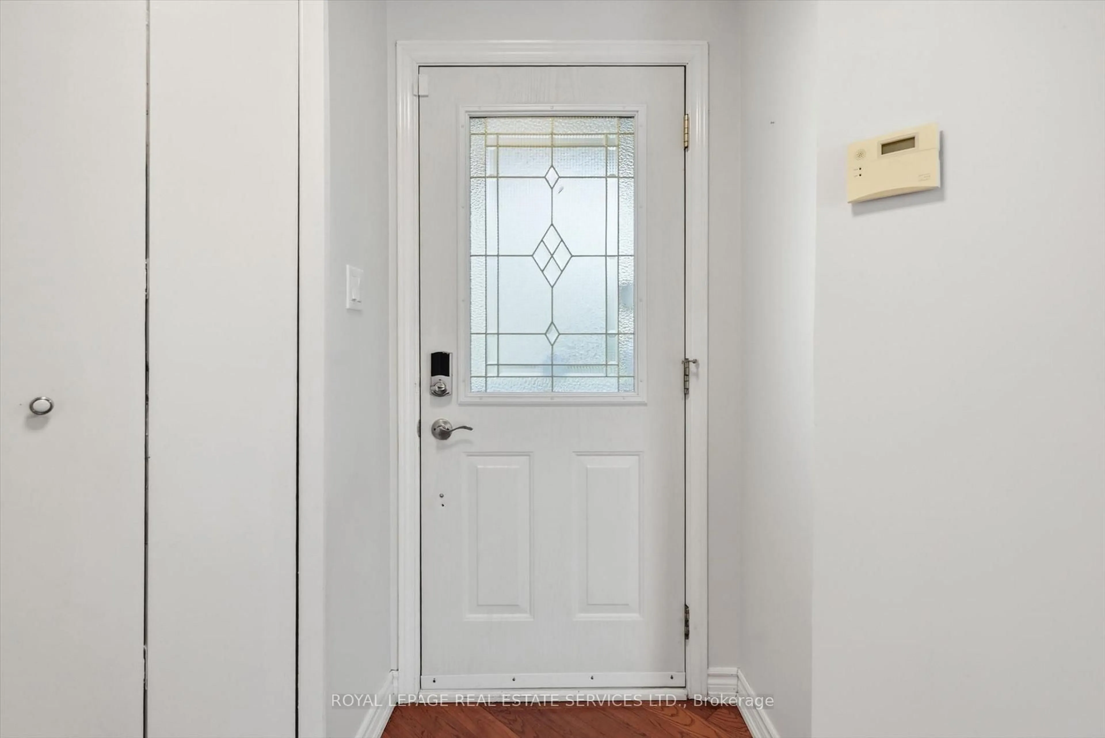 Indoor entryway for 2202 Margot St, Oakville Ontario L6H 3M1