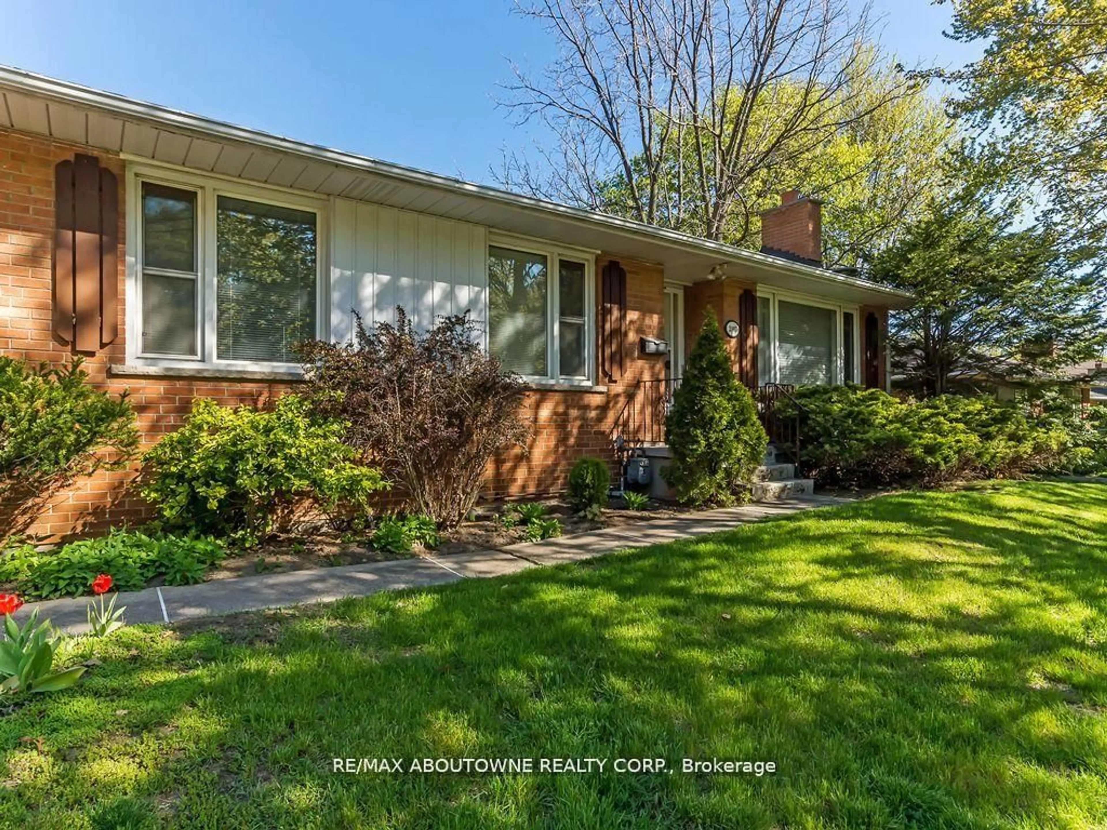 Home with brick exterior material, street for 2067 Devon Rd, Oakville Ontario L6J 2N1