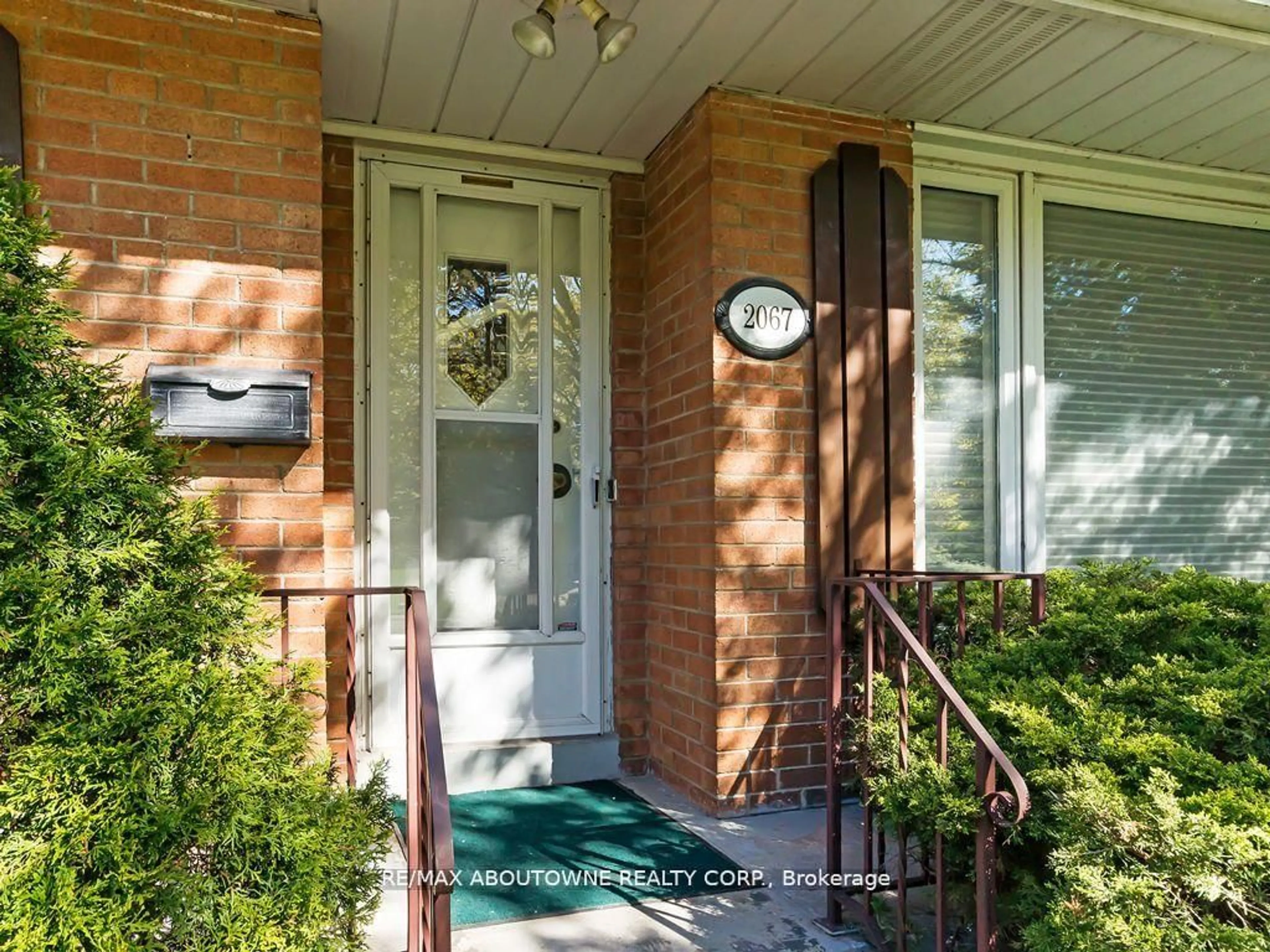 Indoor entryway for 2067 Devon Rd, Oakville Ontario L6J 2N1