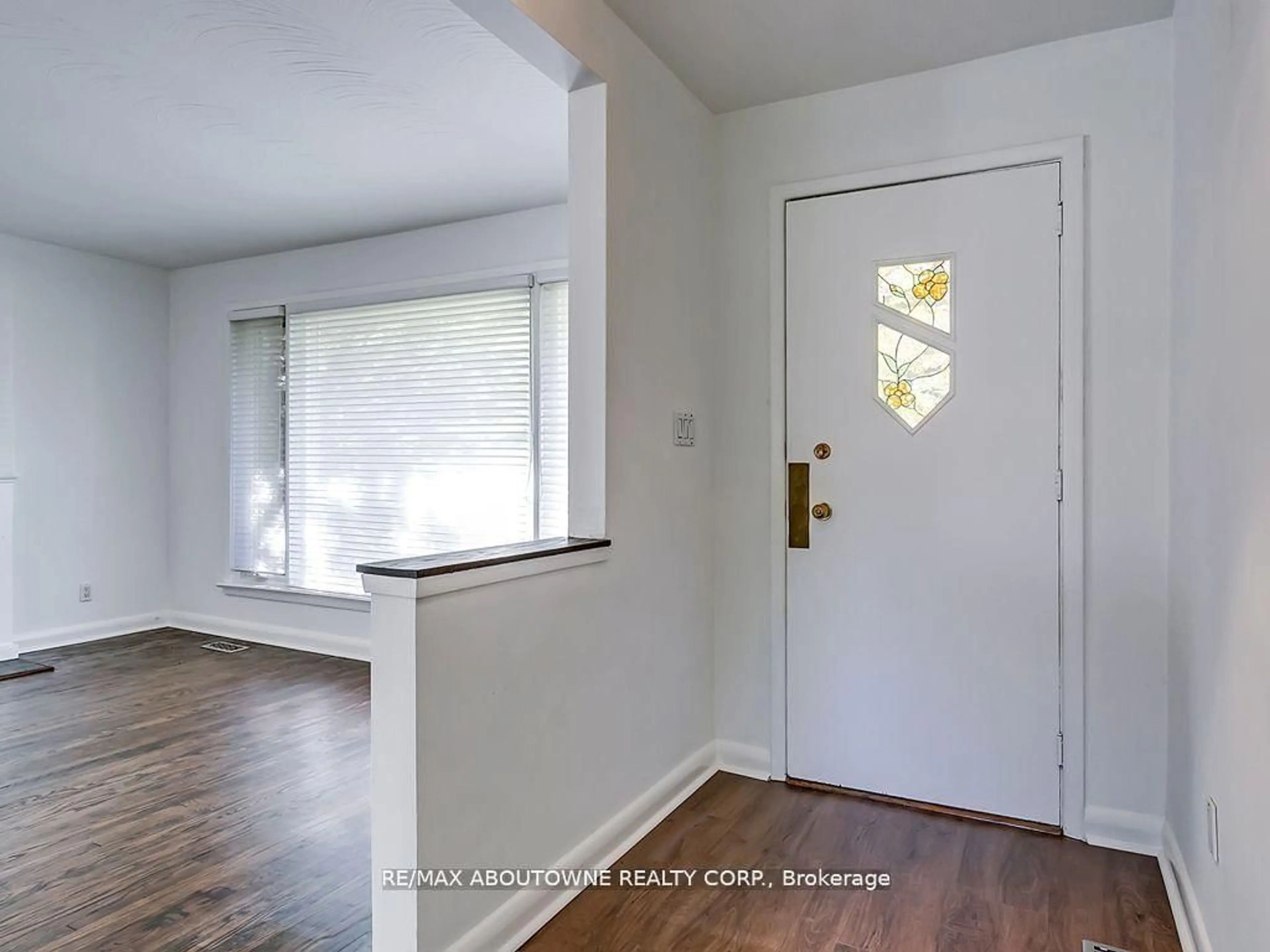 Indoor entryway for 2067 Devon Rd, Oakville Ontario L6J 2N1