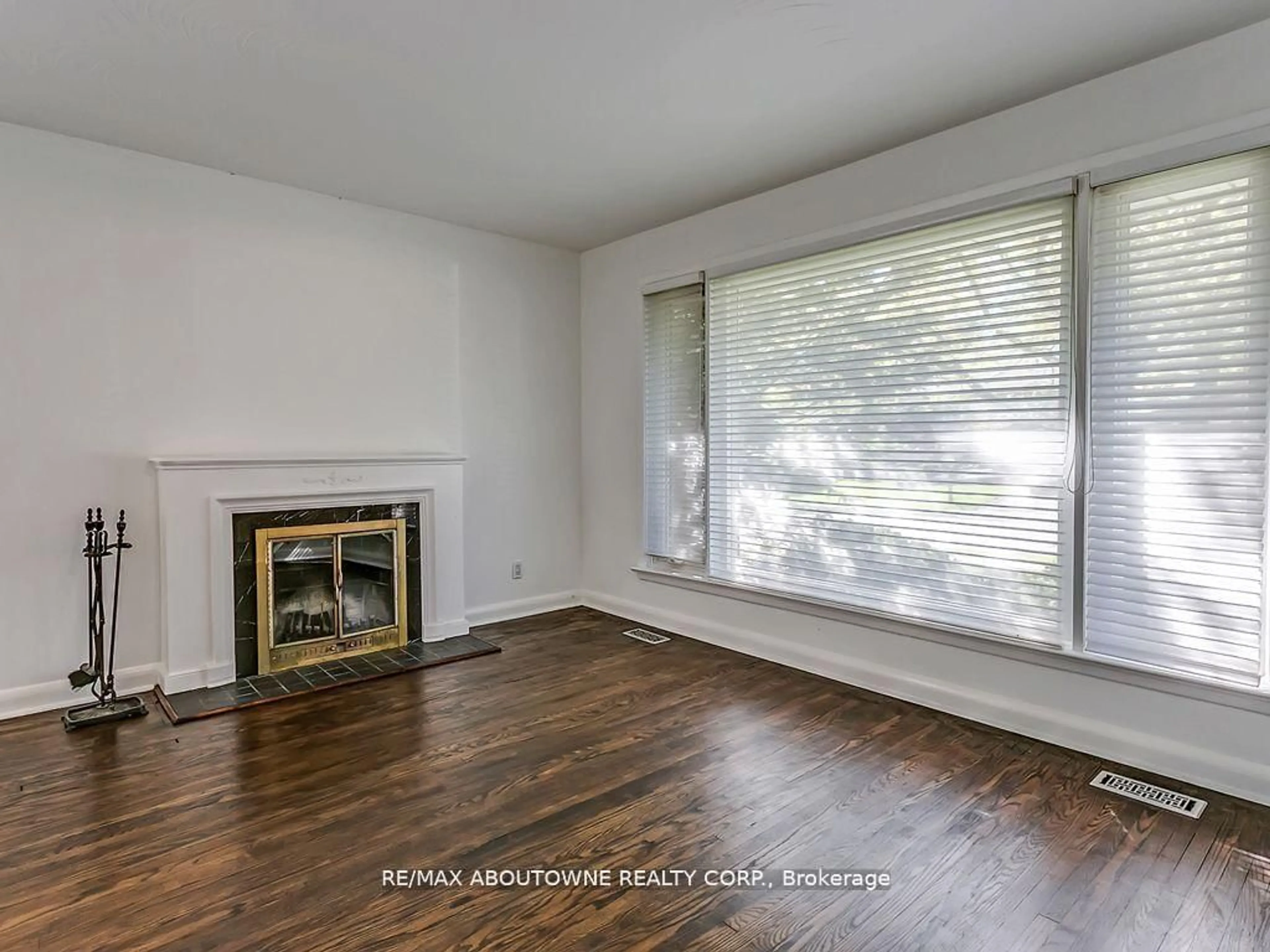 Living room with furniture, wood/laminate floor for 2067 Devon Rd, Oakville Ontario L6J 2N1