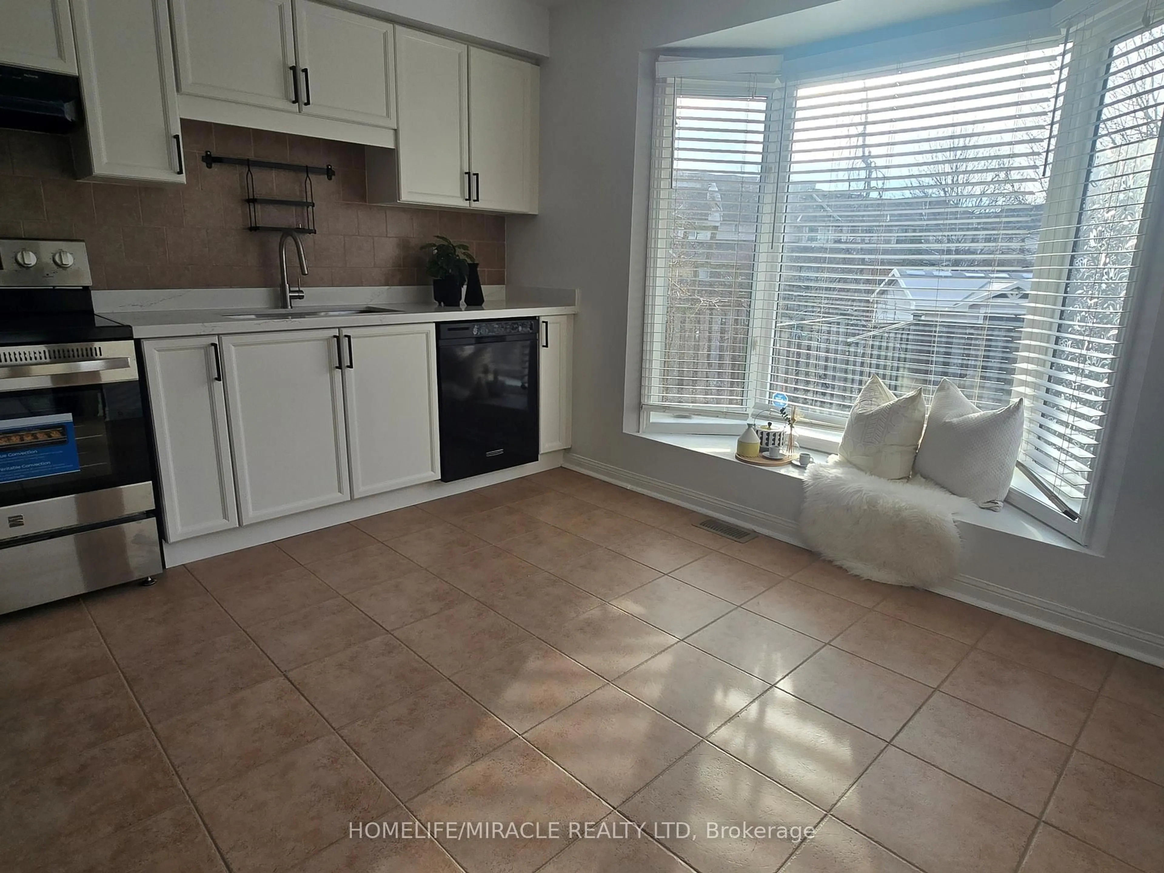 Open concept kitchen, ceramic/tile floor for 2487 Appalachain Dr, Oakville Ontario L6M 4S4