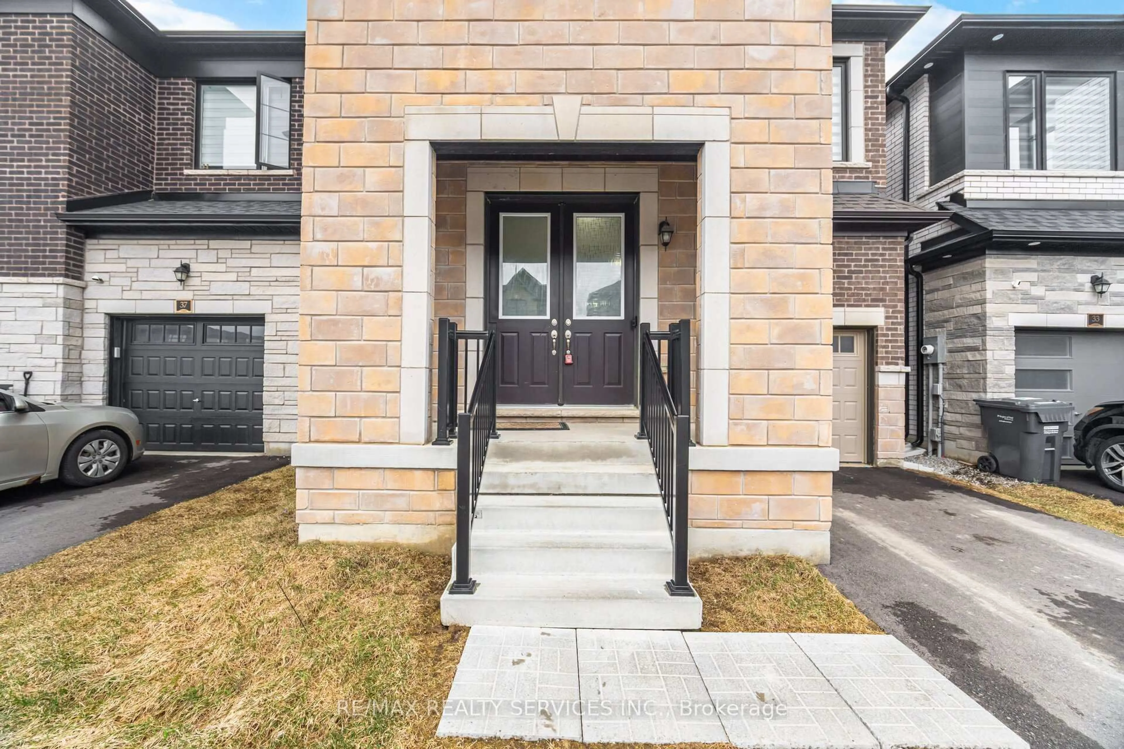 Unknown for 35 Del Grappa St, Caledon Ontario L7C 1J6