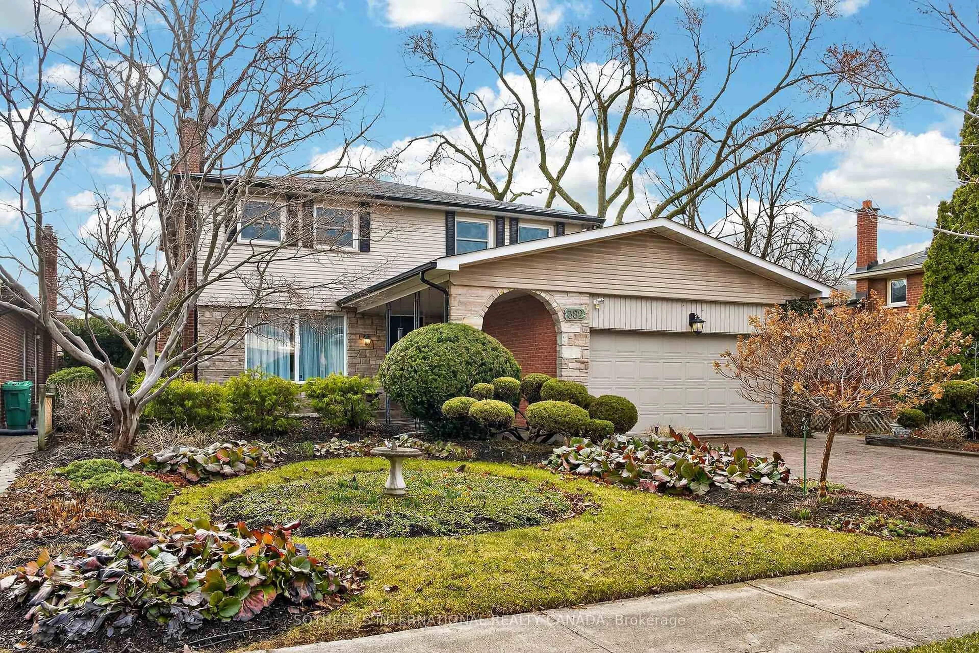 Home with brick exterior material, street for 382 Moonglow Crt, Mississauga Ontario L5A 1G6