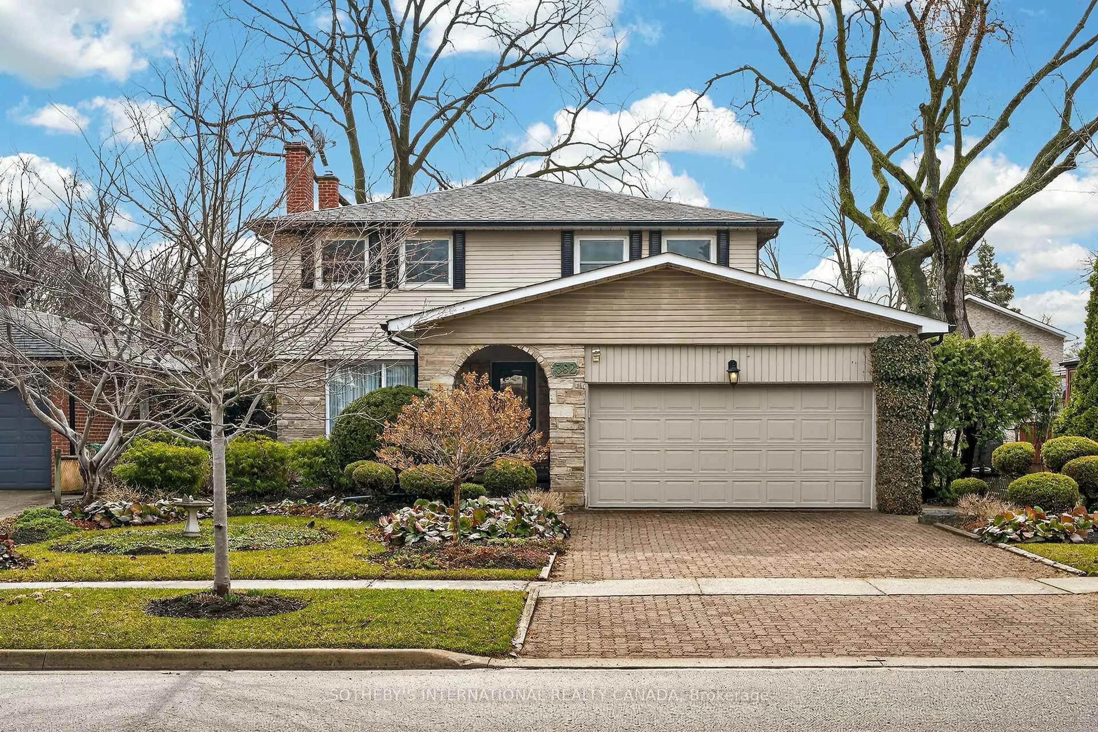 Home with brick exterior material, street for 382 Moonglow Crt, Mississauga Ontario L5A 1G6