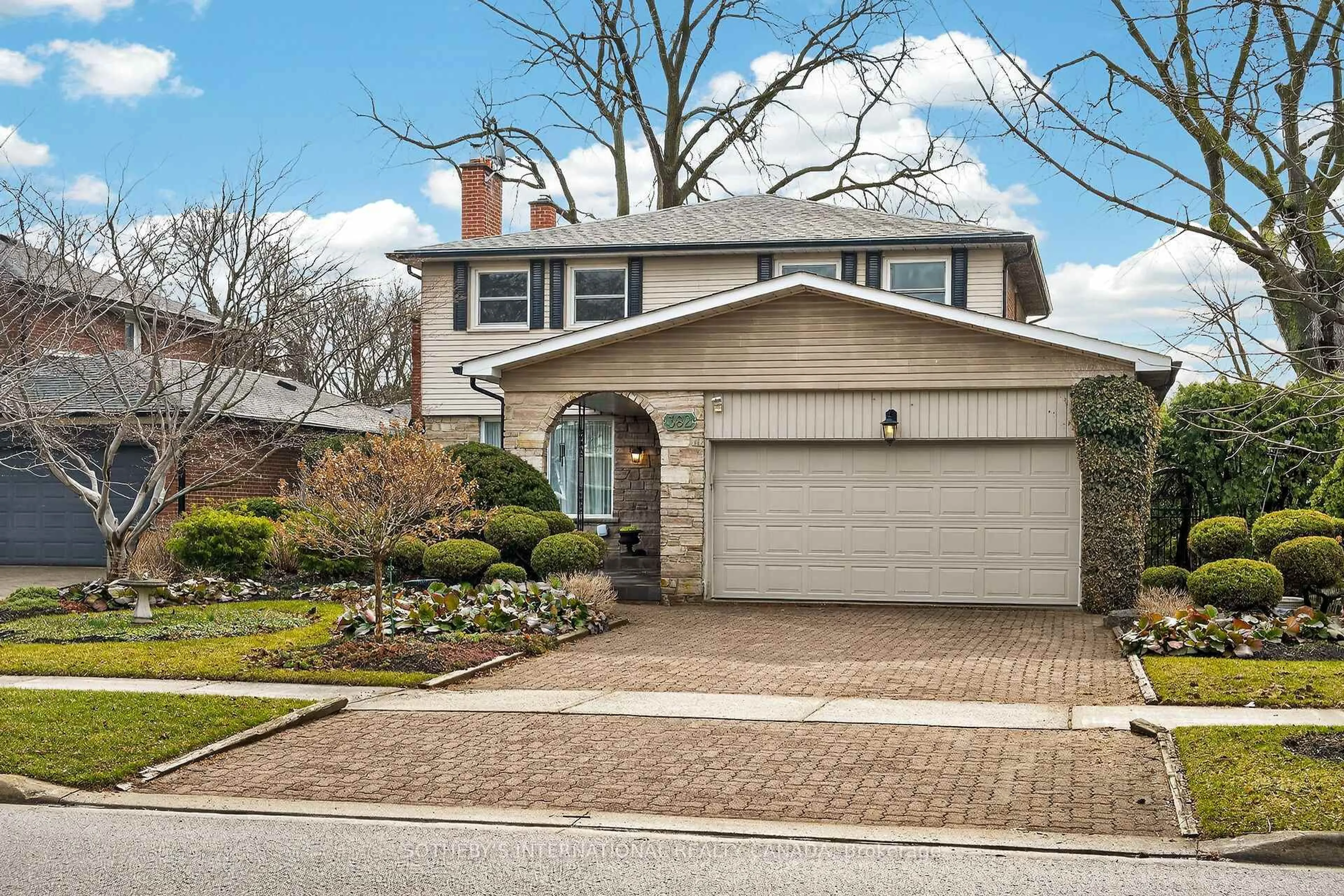 Home with brick exterior material, street for 382 Moonglow Crt, Mississauga Ontario L5A 1G6